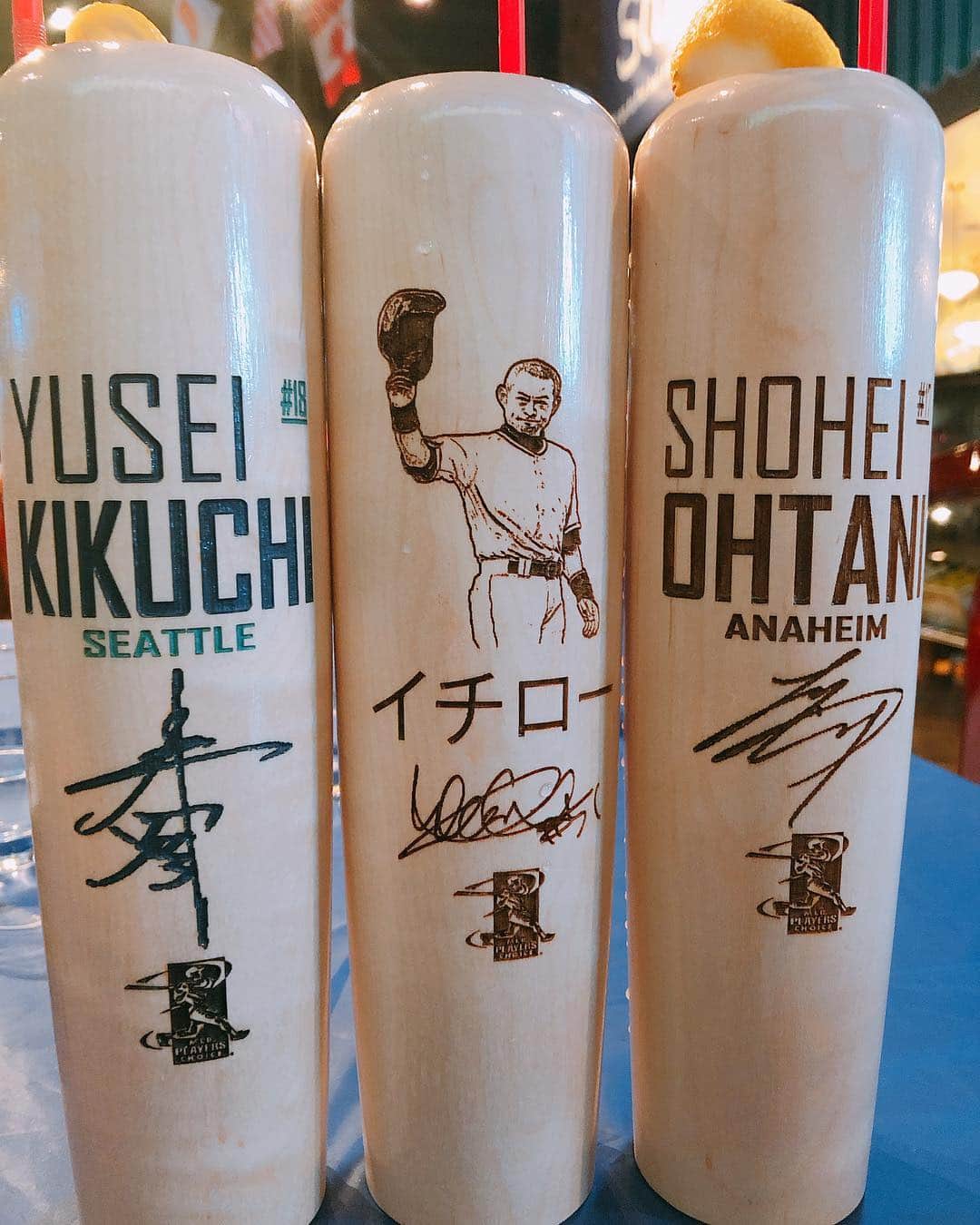 そうすけのインスタグラム：「・ MLBカフェで発見した  オシャレな飲み物  #MLBカフェ #イチロー 選手 #大谷翔平 投手 #菊池雄星 投手 #バットのコップ #サイン #中に飲み物が入っていると分かりにくくてごめんなさい #坪井ミサト ちゃん #野球 #そうすけ」