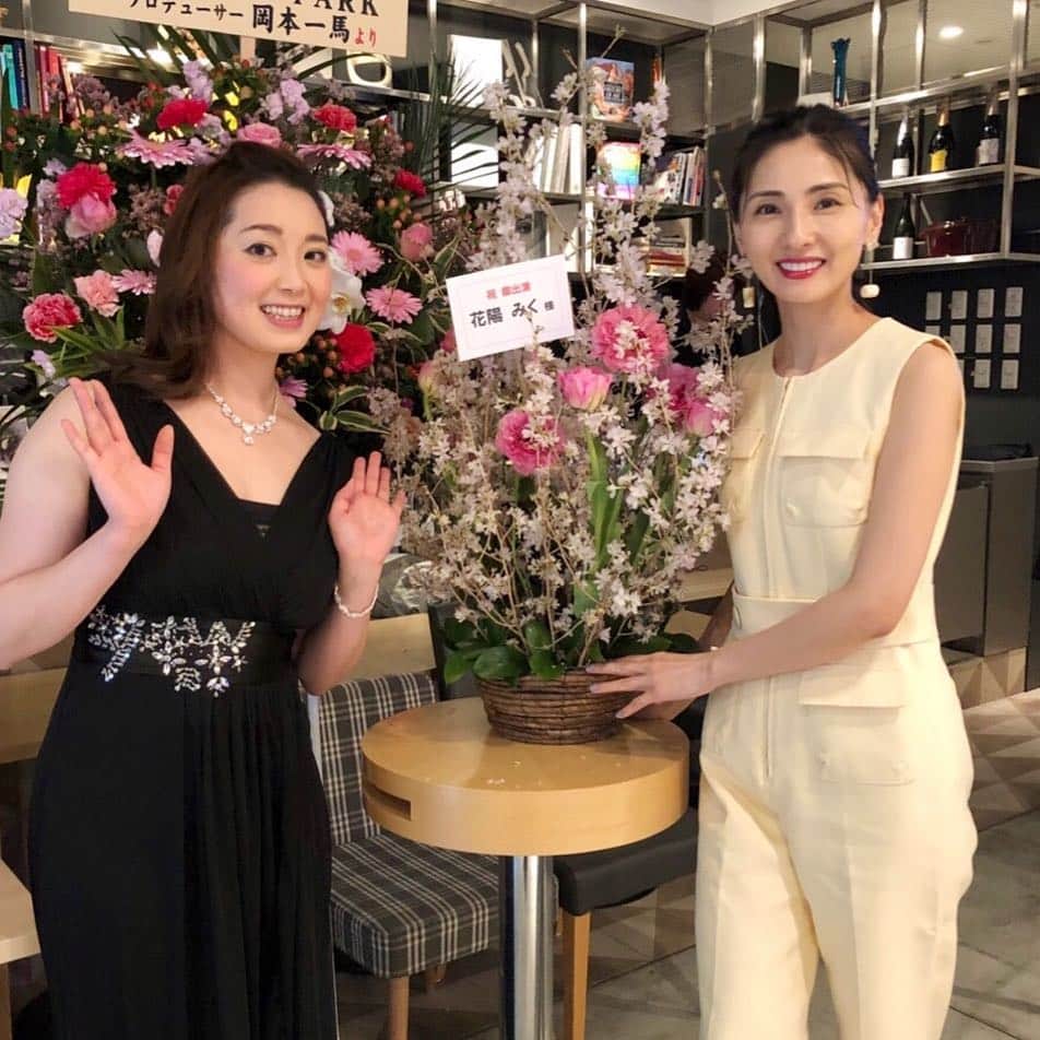 のインスタグラム：「Liveの合間にみくちゃんと💐 24日の本日はカイちゃんのラストステージです。 #銀座ニューディッシュ #nu dish Deli & Cafe #カフェ #Live #花陽みく #和泉紗江 #カイちゃんの卒業💐」