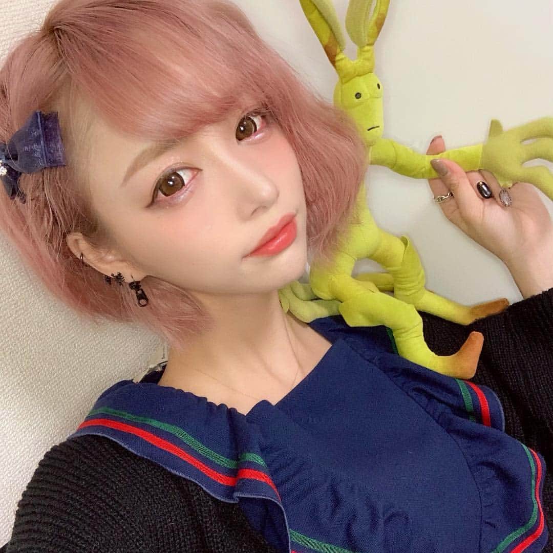 のインスタグラム：「皆が髪型褒めてくれたからっ✨ これめっちゃ簡単だよ🙆‍♀️❣️ コテでゆるーくミックス巻きして片方ネジネジして耳後ろでとめるだけ💋 お洋服に合わせてリボンつけた🥰 雑だけど5分もあれば出来るwww ． 明後日のYouTubeでショートアレンジ出すからそっちもお楽しみにね🙆‍♀️❣️❣️❣️✨ ． #ショートアレンジ #ショートボブ #ピンクヘアー  #ピケット」