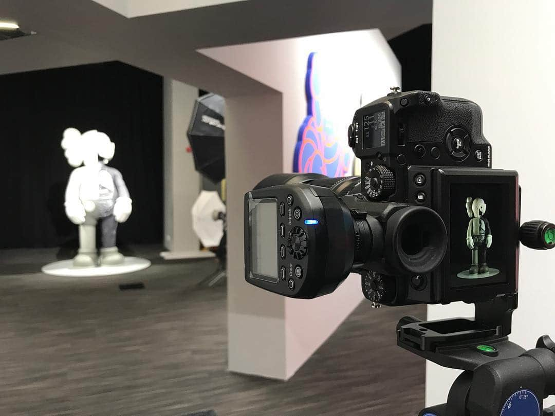 KAWSONEさんのインスタグラム写真 - (KAWSONEInstagram)「@jontywilde on the job... #KAWS #AlongTheWay @hocafoundation」3月24日 17時35分 - kaws