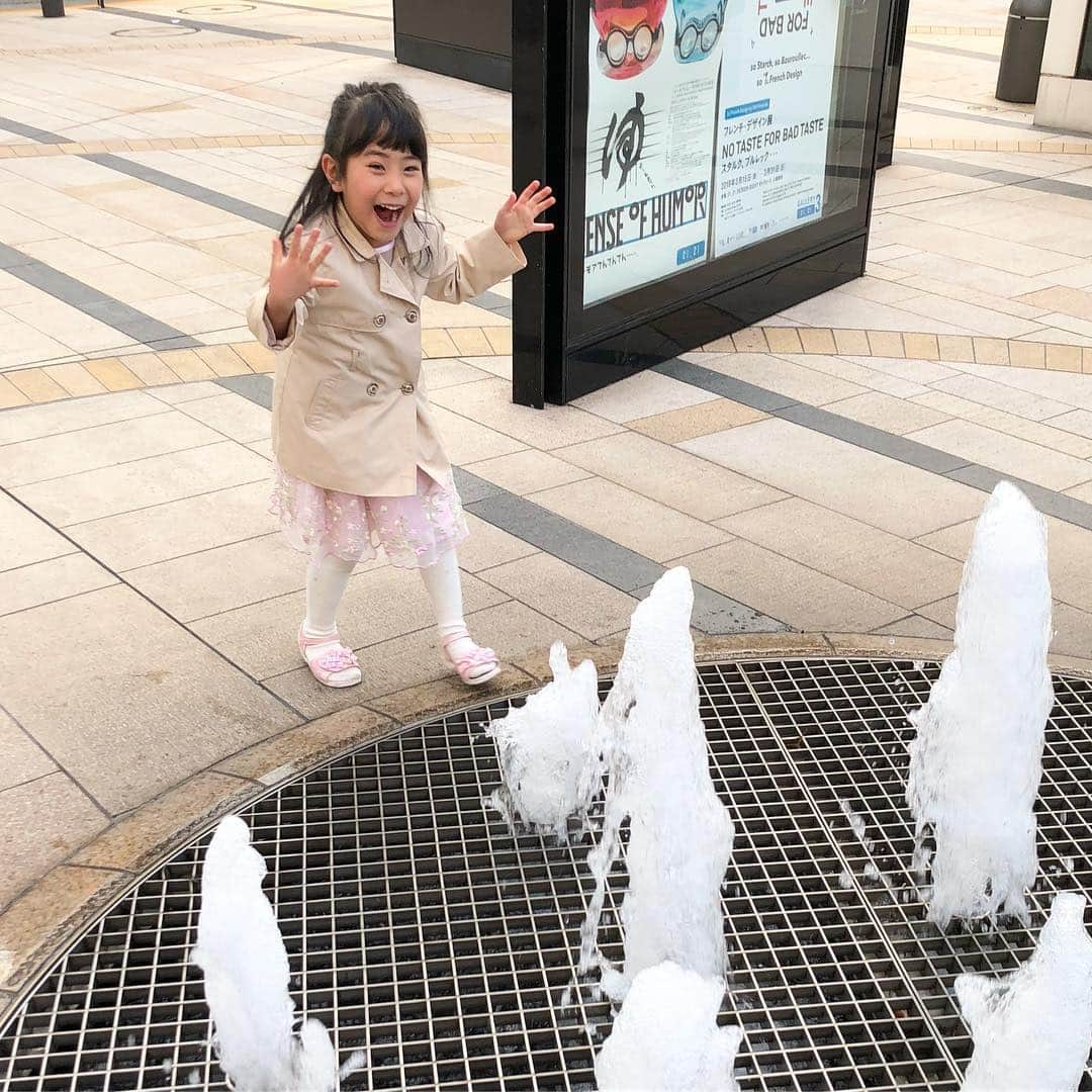 みきママさんのインスタグラム写真 - (みきママInstagram)「花より噴水です〜‼️. 六本木の桜は4分咲きくらいです🤩🤩🤩. 結婚式、ボロ泣きでした〜😭😭😭」3月24日 17時45分 - mikimama_official