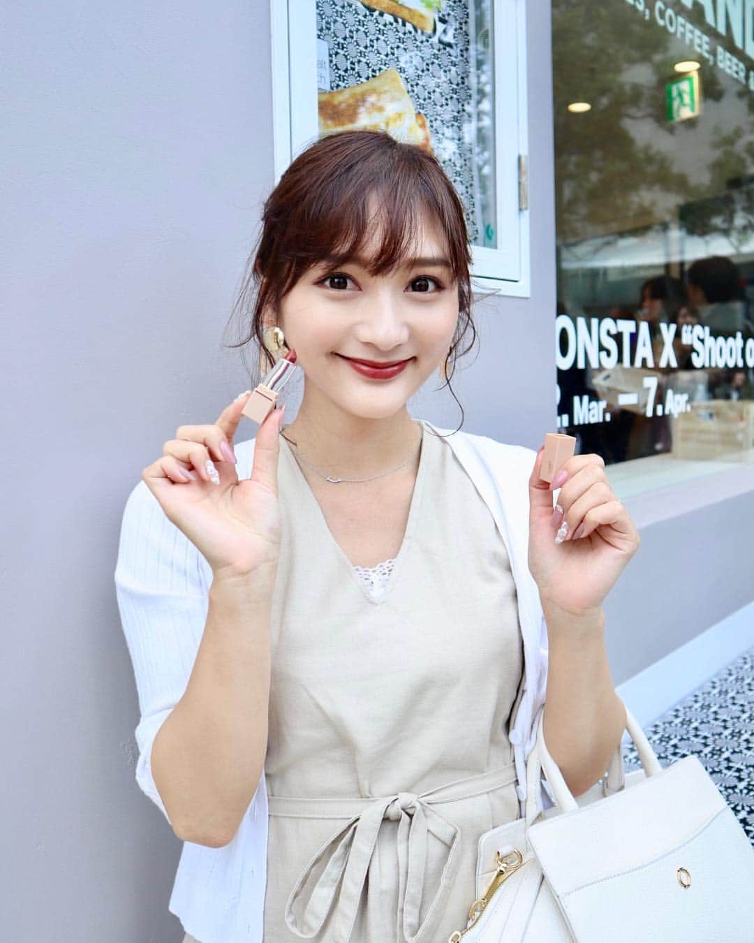 のインスタグラム：「一帆プロデュースの @lpdgem.official 💄 再販で買えた#ジェミニーリップ が届いたので、早速使っています💋  スルスルと塗りやすくて、この私の顔が、何というかオシャレ風の顔付きになった…！笑 今までなかなかチャレンジできなかったカラーだけど、使ってみたら周りからも大好評で嬉しかったな✨  ティントだから色持ちも良いのに唇の皮むけも一切ないし、セミマットなのにパサつかないし、さすが一帆😚 2色買ったから気分やお洋服に合わせて使い分けます💕  オレンジブラウン lt-01 上 ↪︎大好きなオレンジ🍊でもブラウンも入っているので大人っぽくオシャレに使えます✨  レッドブラウン lt-02 下 ↪︎深みのある赤で、目立ち過ぎないし肌馴染みも良い💄1枚目の写真はこちらを塗ってます😚  #lapeaudegem#cosmetics#cosme#newin#lip#lipstick#tint#liptint#ラポドゥジェム#リップ#ティント#リップティント#ブラウンリップ#レッドリップ#イエベ#春コスメ#新作コスメ#春リップ#プチプラコスメ」