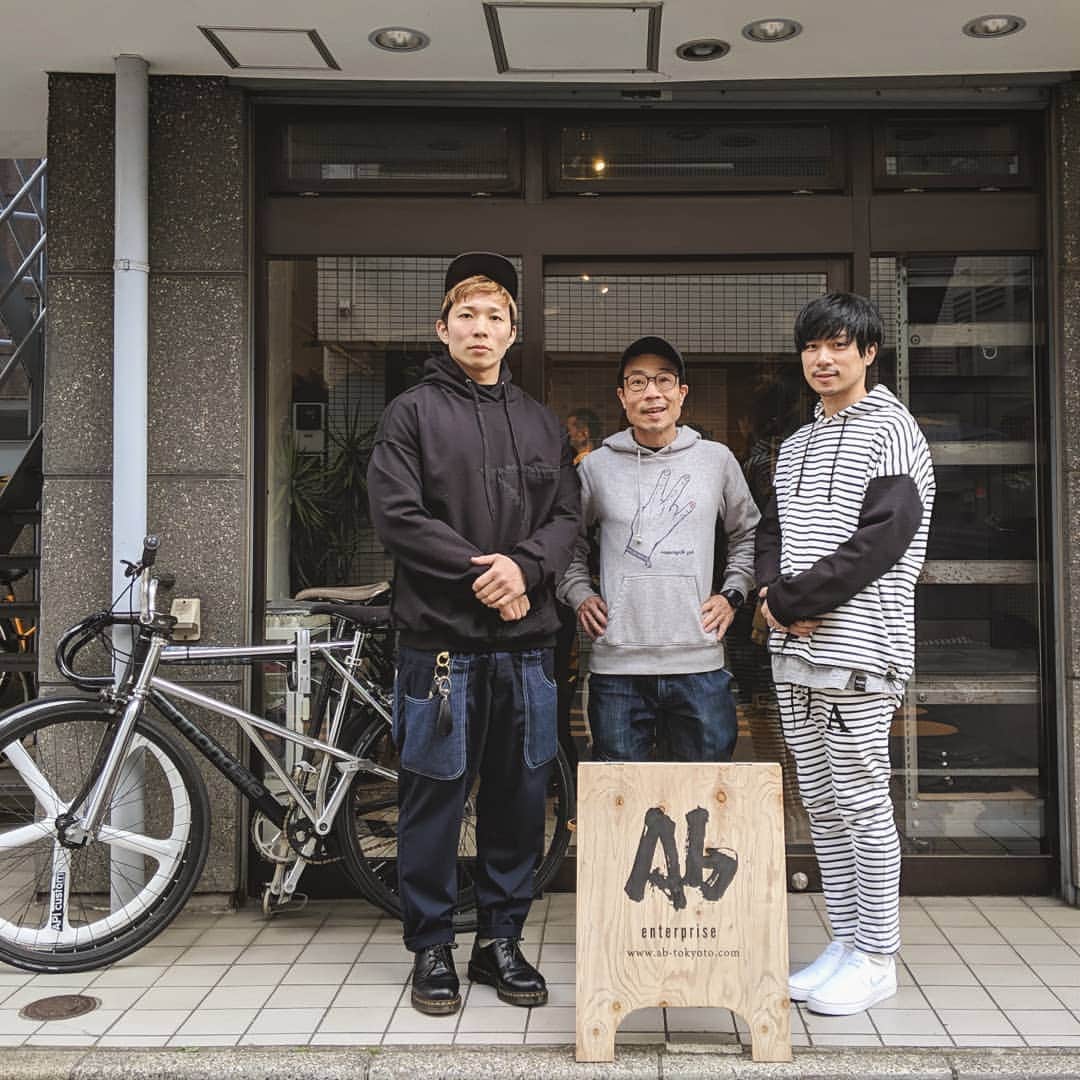 のインスタグラム：「気味 なんてのは多々ありながらも 一年以上は風邪ひいてなかったんですが 久々に風邪  昨日はフラフラと一日寝込み 夜は38℃  本日は  やや回復して API customの展示会へ 新日本プロレスのYOH選手とも待ち合わせ  みんなにうつしてませんように😷」