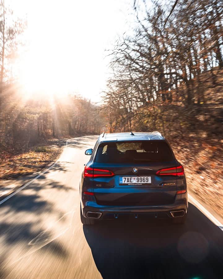 BMWさんのインスタグラム写真 - (BMWInstagram)「When you heed the call of the road.  The BMW X5 M50d. #BMWrepost @vojtechzikmund  #BMW #X5 __ BMW X5 M50d: Fuel consumption in l/100 km (combined): 7.2 - 6.8*. CO2 emissions in g/km (combined): 190 - 179*, exhaust standard: EU6d-TEMP. * All performance, fuel consumption and emissions figures are provisional. The values of fuel consumptions, CO2 emissions and energy consumptions shown were determined according to the European Regulation (EC) 715/2007 in the version applicable at the time of type approval. The figures refer to a vehicle with basic configuration in Germany and the range shown considers optional equipment and the different size of wheels and tires available on the selected model. The values of the vehicles are already based on the new WLTP regulation and are translated back into NEDC-equivalent values in order to ensure the comparison between the vehicles. [With respect to these vehicles, for vehicle related taxes or other duties based (at least inter alia) on CO2-emissions the CO2 values may differ to the values stated here.] The CO2 efficiency specifications are determined according to Directive 1999/94/EC and the European Regulation in its current version applicable. The values shown are based on the fuel consumption, CO2 values and energy consumptions according to the NEDC cycle for the classification. For further information about the official fuel consumption and the specific CO2 emission of new passenger cars can be taken out of the „handbook of fuel consumption, the CO2 emission and power consumption of new passenger cars“, which is available at all selling points and at https://www.dat.de/angebote/verlagsprodukte/leitfaden-kraftstoffverbrauch.html.」3月24日 18時00分 - bmw