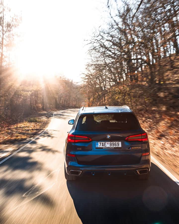 BMWのインスタグラム：「When you heed the call of the road.  The BMW X5 M50d. #BMWrepost @vojtechzikmund  #BMW #X5 __ BMW X5 M50d: Fuel consumption in l/100 km (combined): 7.2 - 6.8*. CO2 emissions in g/km (combined): 190 - 179*, exhaust standard: EU6d-TEMP. * All performance, fuel consumption and emissions figures are provisional. The values of fuel consumptions, CO2 emissions and energy consumptions shown were determined according to the European Regulation (EC) 715/2007 in the version applicable at the time of type approval. The figures refer to a vehicle with basic configuration in Germany and the range shown considers optional equipment and the different size of wheels and tires available on the selected model. The values of the vehicles are already based on the new WLTP regulation and are translated back into NEDC-equivalent values in order to ensure the comparison between the vehicles. [With respect to these vehicles, for vehicle related taxes or other duties based (at least inter alia) on CO2-emissions the CO2 values may differ to the values stated here.] The CO2 efficiency specifications are determined according to Directive 1999/94/EC and the European Regulation in its current version applicable. The values shown are based on the fuel consumption, CO2 values and energy consumptions according to the NEDC cycle for the classification. For further information about the official fuel consumption and the specific CO2 emission of new passenger cars can be taken out of the „handbook of fuel consumption, the CO2 emission and power consumption of new passenger cars“, which is available at all selling points and at https://www.dat.de/angebote/verlagsprodukte/leitfaden-kraftstoffverbrauch.html.」