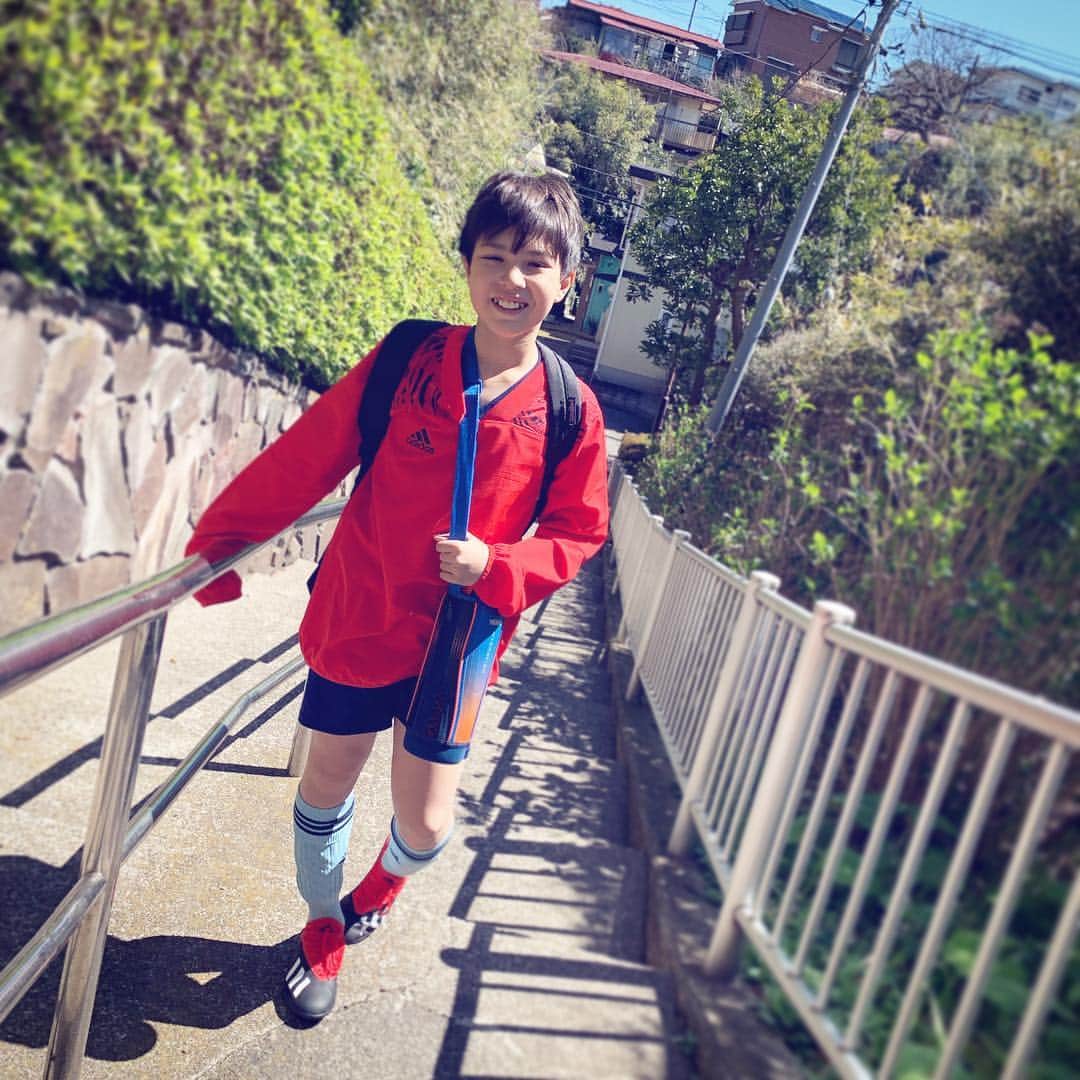 バイリンガル3兄妹のインスタグラム：「昨日急いで買った サイズ160の新しいピステ(この赤の上着) ・ まだ油断したら萌え袖になっちゃうとこが可愛い😍😂 ・ 今日は15分の試合×4本 の練習試合でした♡ ・ グラウンドまでのこの階段で もはや息切れしてて 大丈夫かいな？！ってなったけど😂 ・ サッカー約10ヶ月お休みしてた割には6点決めてなかなか頑張りました♡ ・ チームメイトは確実に成長していて 周りをよく見て ボールさばきも見事にプレーしてたけど ・ 空雅は相変わらず ボールが見えたらとりあえず全力猛ダッシュで取りに行く！ ・ ボールが取れたらゴールに向かってとりあえず蹴る！！！！ ・ という小2の頃のままのサッカーといっても過言ではない、ある意味パワフルプレイ？！で😂 ・ コーチにも「空雅変わってないなぁ〜😂1点目決めた時点で、おぉー空雅のままだ😂と思った」 ・ という、どっちの意味がわからないお言葉ももらいました😂 ・ これから1年間。 6年生が終わるまで。 みんなと楽しくサッカーできるといいね♡ 戻ってこれて良かったね♡ ・ ・ #6点取ったというのは本人談 #私2点しか見てない #サバ読んでるとかないよね？ #空雅 #小5男子 #サッカー少年 #バイリンガル3兄妹」