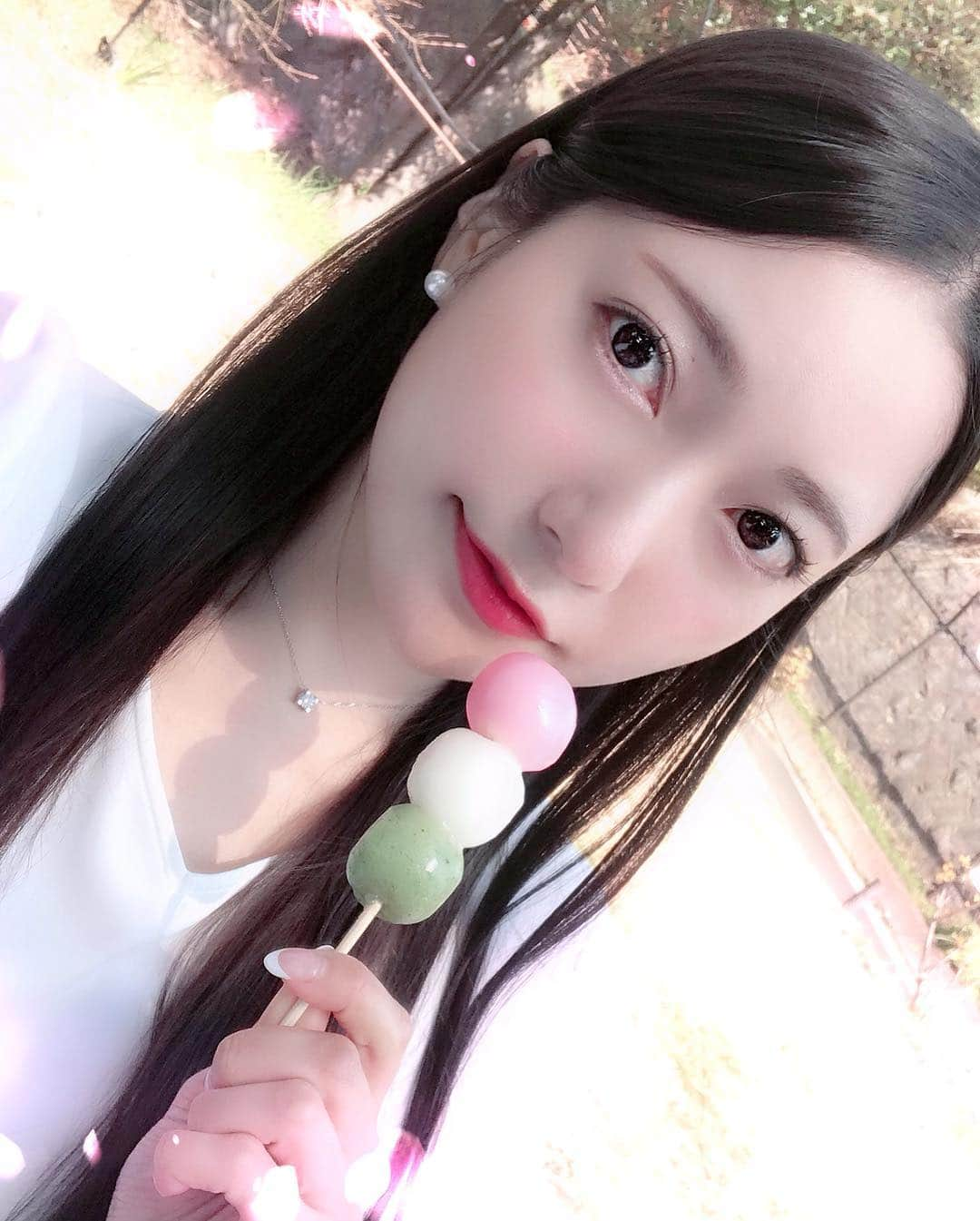 三田羽衣さんのインスタグラム写真 - (三田羽衣Instagram)「三田財閥🌸お花見🌸 花より団子？？🍡 みんなで持ち寄り、私も手作りお弁当作って、和気藹々楽しかったな☺️大人になってもピクニックってわくわくするよね🥪🥪 #お花見 #お花見弁当」3月24日 18時07分 - mita.fujin