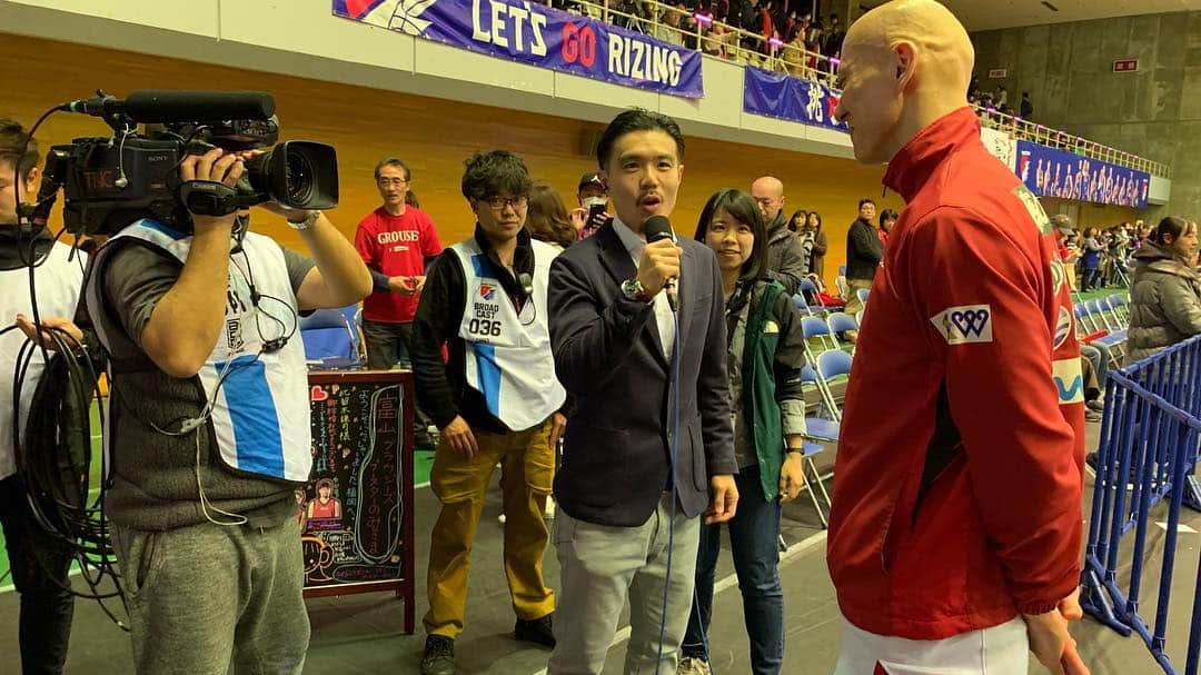 青木康平さんのインスタグラム写真 - (青木康平Instagram)「Bリーグのライジングゼファー福岡VS富山グラウジーズの試合の解説でした！ 惜しくもライジングは負けてしまいましたが、富山の阿部ちゃんや、福岡によくいる自称レペゼン福岡のエセ博多人のケンジも試合に出場したし、見所たくさんのゲームでした！ 僕的には毎年オフシーズンに一緒に練習しているみんなが活躍したのは嬉しかったです！ また会場で沢山の方々に声をかけていただき、髪型が変だよ！と沢山のツッコミをいただきました！笑 充実した2日間でした！ いや〜インタビュー難しいばい、、泣 @tomokazu_abe @satoshi24 @kenjihilke @daisukekobayashi6 @tsuyama13 @yaotianyi1006  #Bリーグ#rizingzephyrfukuoka#toyamagrouses#オールバック#解説」3月24日 18時08分 - cohey11