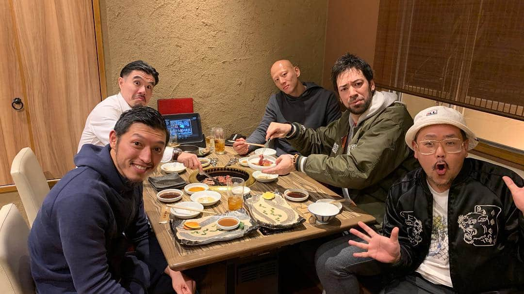 青木康平さんのインスタグラム写真 - (青木康平Instagram)「Bリーグのライジングゼファー福岡VS富山グラウジーズの試合の解説でした！ 惜しくもライジングは負けてしまいましたが、富山の阿部ちゃんや、福岡によくいる自称レペゼン福岡のエセ博多人のケンジも試合に出場したし、見所たくさんのゲームでした！ 僕的には毎年オフシーズンに一緒に練習しているみんなが活躍したのは嬉しかったです！ また会場で沢山の方々に声をかけていただき、髪型が変だよ！と沢山のツッコミをいただきました！笑 充実した2日間でした！ いや〜インタビュー難しいばい、、泣 @tomokazu_abe @satoshi24 @kenjihilke @daisukekobayashi6 @tsuyama13 @yaotianyi1006  #Bリーグ#rizingzephyrfukuoka#toyamagrouses#オールバック#解説」3月24日 18時08分 - cohey11