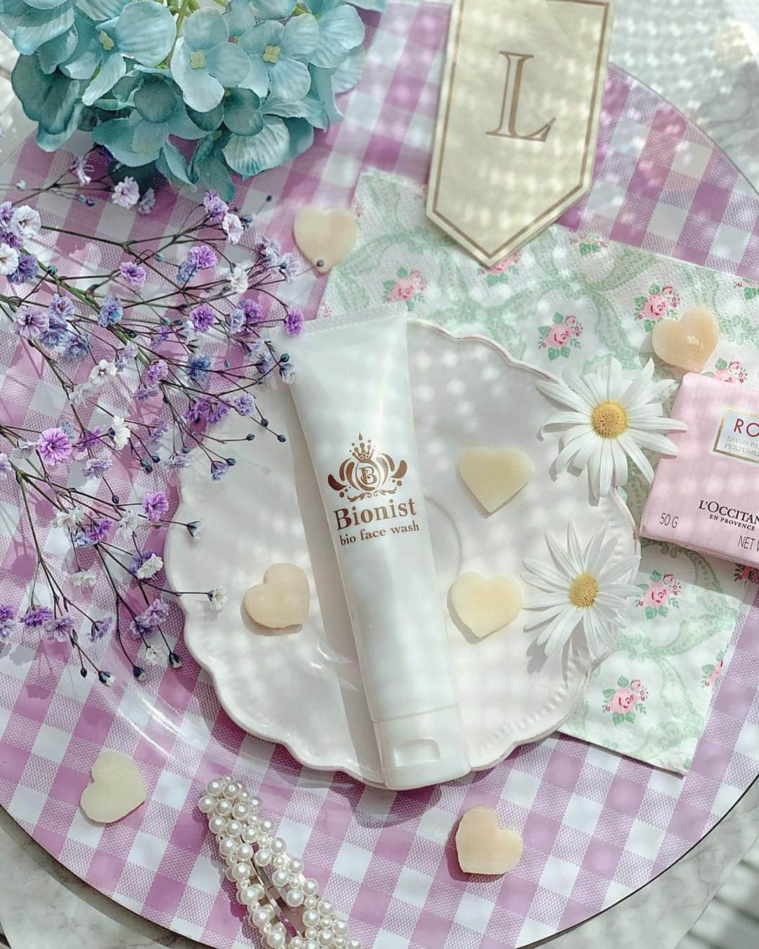 蓼沼綾さんのインスタグラム写真 - (蓼沼綾Instagram)「💐🛁🧼🧴🍑 ^_^ 最近出会ったちょっと面白い洗顔について…🛁💕 ・ 「美肌菌を育てる」というワードに 惹かれてお迎えした @bionist_japan 🍑 ・ 「美肌菌」とはお肌の表面にいる善玉美肌菌のこと✍️💕 美肌菌が増えるとお肌表面の悪玉菌の繁殖を防ぎ、老化防止してくれるらしいの❣️ 外から潤いを補給することも大事だけど自らが元々持っている美肌善玉菌を育てることでハリと潤いが出てきて、お肌がイキイキするというメカニズム✍️💓 ・ ローションと洗顔を一緒に使うとさらに良いらしく、 今ならセット購入で洗顔が半額になるらしいので 次は試してみたい〜🍑💓 詳しくはストーリーズをみてね♪ ・ ・ #bionist #スキンケア #美肌菌 #洗顔 #化粧水 #PR #美容研究 #美肌の秘訣 #善玉菌 #skiocare #franfran #ビオニスト#tocco #toccocloset」3月24日 18時08分 - tadeaya