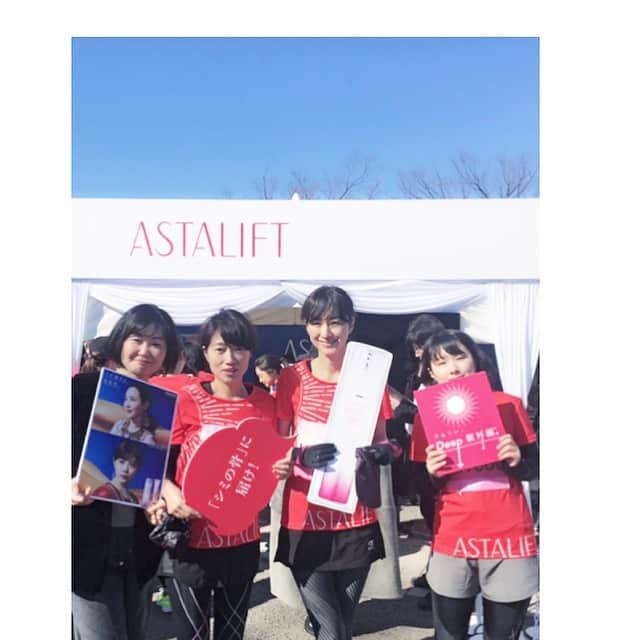 前田ゆかのインスタグラム：「春がめぐってきて🌸  今年も#渋谷表参道ウィメンズラン 走ってきました！ ・  大会は「たのしく走る」をモットーに  今年は気持ちにゆとりを持っていろんな景色を見渡しながら走りました。  応援に来てくださった方を見つけてテンションが上がったり、明治神宮の中の涼やかな空気、みどりの木々に癒され穏やかな春を感じたり〜  またラストスパートでは、上り坂を走り終えるといよいよゴールのところで 大声援での応援📣！大きなエネルギーをもらって加速🏃🏻‍♀️ 最後の力を振り絞りのゴールでした。  沿道の応援は自分の力以上に大きなパワーを与えてくれます。 今年も気持ちよく走れたことに感謝です。 日差しをたくさん浴びましたので 根付くシミに10倍美白！ アフターケアも済ませて 心地よい達成感です〜  #アスタリフト #astalift  #この輝きは自信作 #美白 #fujifilm」
