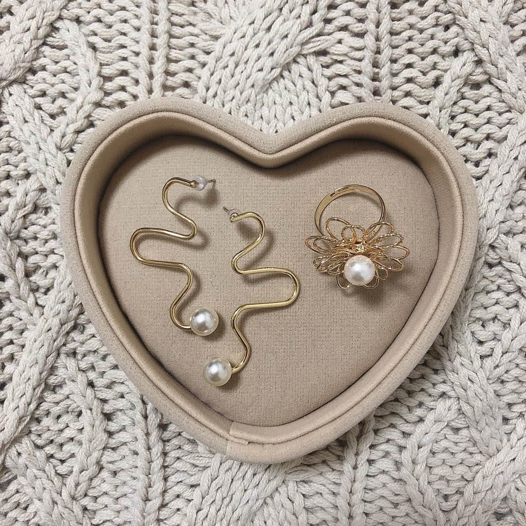 RiLiさんのインスタグラム写真 - (RiLiInstagram)「プチプラ＆可愛いハートトレイに注目👀❣❣ ..... プチプラで可愛いアクセサリーが手に入ることで有名なLattice（ラティス）🍒♡ハートミラーなどインスタ映えするアイテムが多い中、また新しい映えアイテムを発見〜っ👀🌟 キュートなハートトレイは収納に使うのはもちろん！お気に入りアイテムの置き画にも使えるよ🙈❣簡単にインスタ映えできちゃう優秀アイテム🙆♀✨ SサイズとMサイズがあるから用途に合わせて選ぶことができるよ😆🎶人気商品だから、ゲットしたい子は早めに足を運んでみてねっ💨✨ ❣ ❣ ❣ ❣ ❣ サイトやSNSで掲載させていただくお写真募集中😘📸 かわいいコーデやアイテム、注目スポットなどが撮れたら、ハッシュタグ→#rili_tokyo  を付けて投稿❗ ． Special Thanks💋 Photo by @miu_itoh @lattice_rika @smile_____cafe @oc98_ @angel_aarinn @lattice_rika @___mmngo___ ． #春 #春コーデ #lattice #ラティス #プチプラ #小物入れ #アクセサリー #ざ #トレー #ハートトレイ #ワントーンコーデ #ニットセットアップ#デニム #ジャケット #シンプルコーデ  #カジュアルコーデ #ガーリーコーデ #置き画 #置き画くら部 #今日のコーデ #コーデ #コーディネート #RiLi  #おしゃれさんと繋がりたい #お洒落さんと繋がりたい #ファッション #패션스타그램 #ootd #outfit」3月24日 18時00分 - rili.tokyo