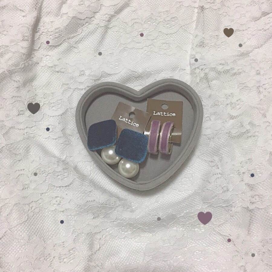 RiLiさんのインスタグラム写真 - (RiLiInstagram)「プチプラ＆可愛いハートトレイに注目👀❣❣ ..... プチプラで可愛いアクセサリーが手に入ることで有名なLattice（ラティス）🍒♡ハートミラーなどインスタ映えするアイテムが多い中、また新しい映えアイテムを発見〜っ👀🌟 キュートなハートトレイは収納に使うのはもちろん！お気に入りアイテムの置き画にも使えるよ🙈❣簡単にインスタ映えできちゃう優秀アイテム🙆♀✨ SサイズとMサイズがあるから用途に合わせて選ぶことができるよ😆🎶人気商品だから、ゲットしたい子は早めに足を運んでみてねっ💨✨ ❣ ❣ ❣ ❣ ❣ サイトやSNSで掲載させていただくお写真募集中😘📸 かわいいコーデやアイテム、注目スポットなどが撮れたら、ハッシュタグ→#rili_tokyo  を付けて投稿❗ ． Special Thanks💋 Photo by @miu_itoh @lattice_rika @smile_____cafe @oc98_ @angel_aarinn @lattice_rika @___mmngo___ ． #春 #春コーデ #lattice #ラティス #プチプラ #小物入れ #アクセサリー #ざ #トレー #ハートトレイ #ワントーンコーデ #ニットセットアップ#デニム #ジャケット #シンプルコーデ  #カジュアルコーデ #ガーリーコーデ #置き画 #置き画くら部 #今日のコーデ #コーデ #コーディネート #RiLi  #おしゃれさんと繋がりたい #お洒落さんと繋がりたい #ファッション #패션스타그램 #ootd #outfit」3月24日 18時00分 - rili.tokyo