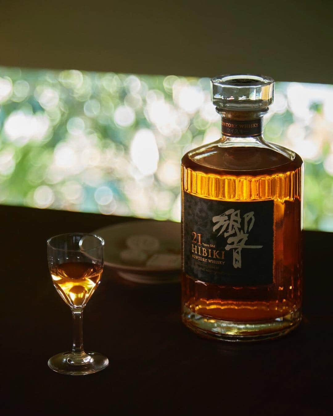 響 | SUNTORY WHISKY HIBIKIさんのインスタグラム写真 - (響 | SUNTORY WHISKY HIBIKIInstagram)「. HIBIKI TIME 揺らぐ光が琥珀を彩り The amber color glistens against flickering lights. #響 #hibiki #響時間 #二十四節気 #春分 #春 #withnature #suntorytime」3月24日 18時01分 - suntorywhisky_hibiki