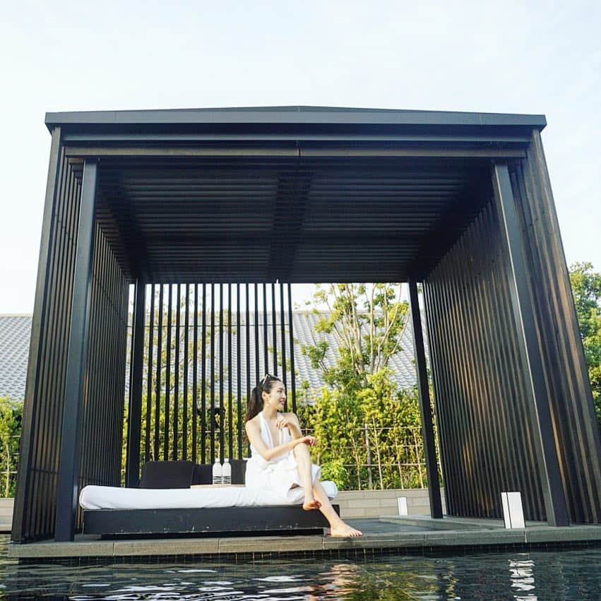 のインスタグラム：「I miss Japan... In the meantime, I need to endure this moment of loneliness. Having said that, if I could overcome this difficult period for a month, dreamy days would be waiting for meeeeee💋 Can’t waaaait!  #japan#fondness#swimwear#laperla#onepiece#whiteswimwear#amanemu#aman#ise#アマネム#伊勢 @amanemu_resort #sakisunada#japanese」