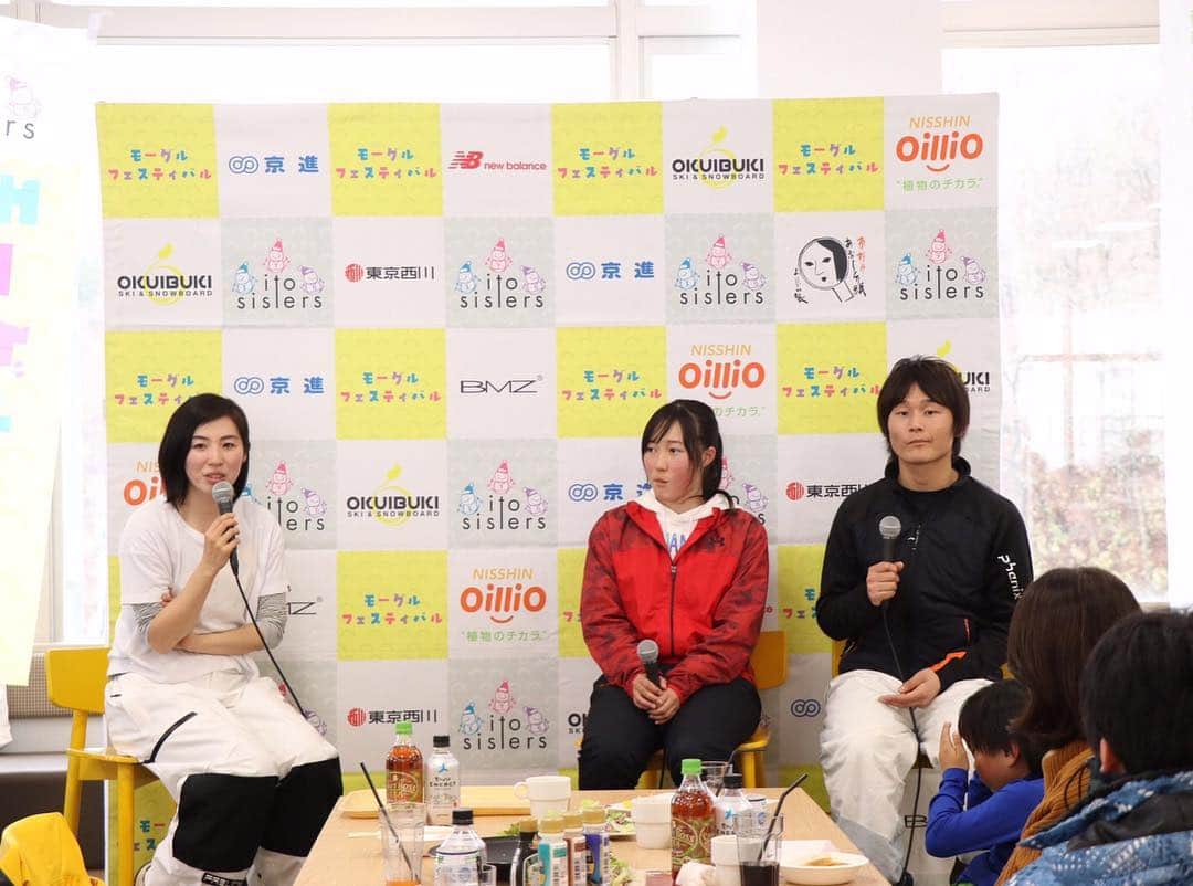 伊藤さつきさんのインスタグラム写真 - (伊藤さつきInstagram)「Ito sisters mogul festival 2019🕺🏻💕 4回目のモーグルフェスティバル🍀 雪不足の中、開催できたのは、奥伊吹スキー場をはじめ、サポートしていただいた方々、参加していただいた皆様のおかげです☀️ ありがとうございました🙏🏻 私は、全日本の時の転倒のため、滑ることはできませんでしたが、本当に本当に楽しかったです！  今年は新企画のMCになってゲストの魅力を伝える、ということでしたが、MCの難しさを実感しました、、🎤🤭 もう少し上手にできるようにがんばります🙌🏻 このイベントを通してモーグルの魅力を少しでも伝えることができたら嬉しいです⛷🌸 #奥伊吹スキー場#日清オイリオ#よーじや#東京西川#ニューバランス#サントリー#近江兄弟社」3月24日 18時14分 - satsukiito