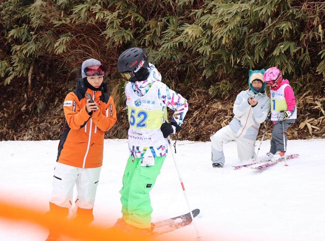 伊藤さつきさんのインスタグラム写真 - (伊藤さつきInstagram)「Ito sisters mogul festival 2019🕺🏻💕 4回目のモーグルフェスティバル🍀 雪不足の中、開催できたのは、奥伊吹スキー場をはじめ、サポートしていただいた方々、参加していただいた皆様のおかげです☀️ ありがとうございました🙏🏻 私は、全日本の時の転倒のため、滑ることはできませんでしたが、本当に本当に楽しかったです！  今年は新企画のMCになってゲストの魅力を伝える、ということでしたが、MCの難しさを実感しました、、🎤🤭 もう少し上手にできるようにがんばります🙌🏻 このイベントを通してモーグルの魅力を少しでも伝えることができたら嬉しいです⛷🌸 #奥伊吹スキー場#日清オイリオ#よーじや#東京西川#ニューバランス#サントリー#近江兄弟社」3月24日 18時14分 - satsukiito