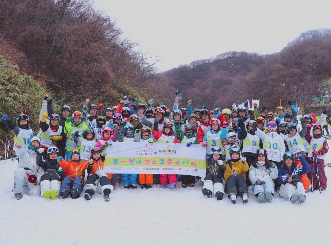 伊藤さつきのインスタグラム：「Ito sisters mogul festival 2019🕺🏻💕 4回目のモーグルフェスティバル🍀 雪不足の中、開催できたのは、奥伊吹スキー場をはじめ、サポートしていただいた方々、参加していただいた皆様のおかげです☀️ ありがとうございました🙏🏻 私は、全日本の時の転倒のため、滑ることはできませんでしたが、本当に本当に楽しかったです！  今年は新企画のMCになってゲストの魅力を伝える、ということでしたが、MCの難しさを実感しました、、🎤🤭 もう少し上手にできるようにがんばります🙌🏻 このイベントを通してモーグルの魅力を少しでも伝えることができたら嬉しいです⛷🌸 #奥伊吹スキー場#日清オイリオ#よーじや#東京西川#ニューバランス#サントリー#近江兄弟社」