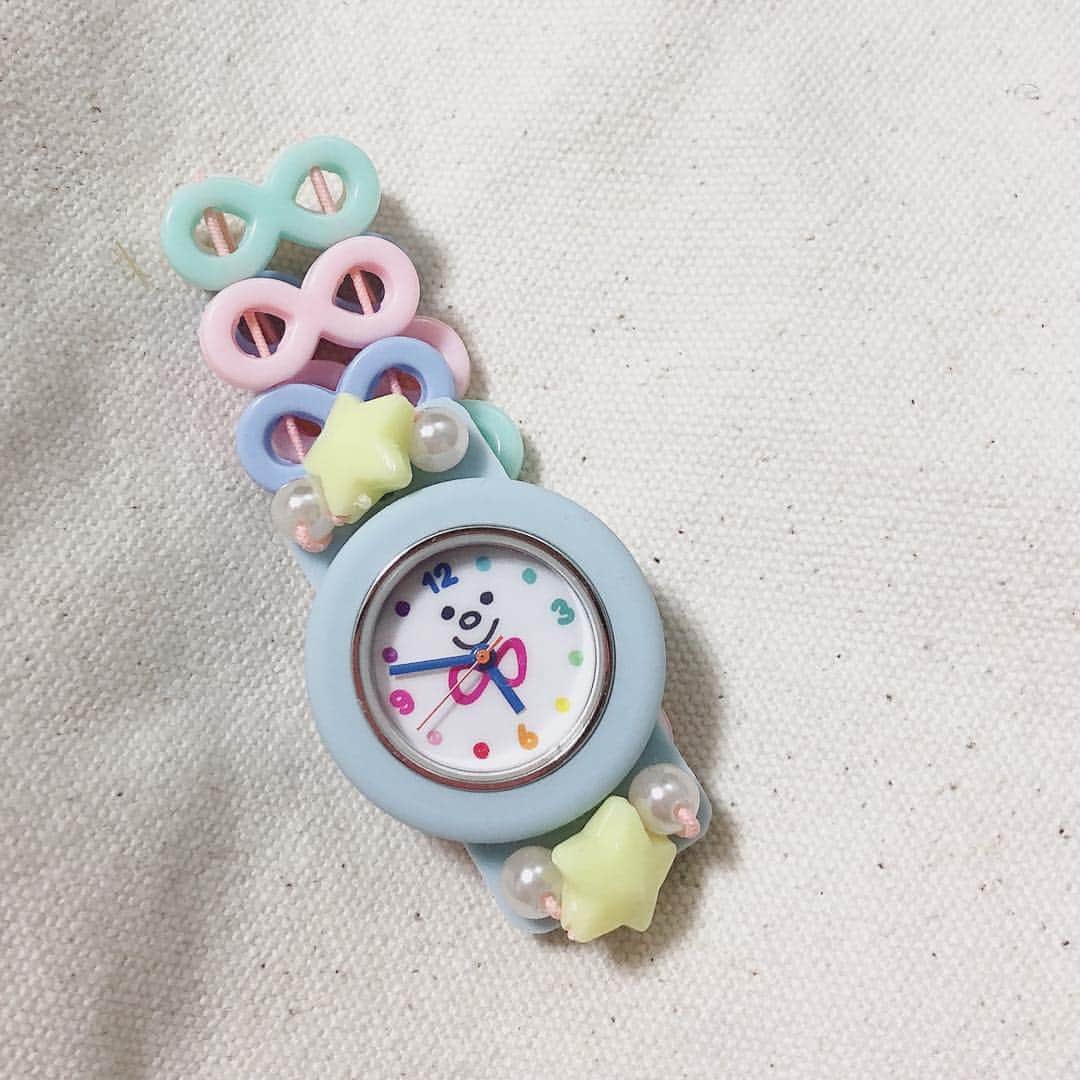 moyooonnさんのインスタグラム写真 - (moyooonnInstagram)「. 今日はハンドクラフトフェスに 行って来ました(*^^*) 手作り体験ワークショップもあって 子供も楽しかったようでした😍✨ . 相場はよく分からないけど 1枚目の植物たちは合わせて3000円しませんでした(⊙ө⊙;) 右の２つはこんな小さいのに 本物の植物って言うのに驚きでした😆 小さくて可愛い😍✨ キッチンの唯一荒らされない癒しの場所に飾ろうと思います😂 . 4枚目はハーバリウム作り♡ オマケしてくれて２つで500円でした。 5枚目はケーキデコ🍰 6枚目は好きな色を組み合わせて時計作り♡ . . ハンドメイドってセンスが問われるからホントすごいなぁ〜って思います😍✌🏻️ 他にも可愛いものたくさんで 色々欲しくなりましたが我慢😅 . . . #ハンドメイド#多肉植物#多肉植物寄せ植え#ハーバリウム体験」3月24日 18時15分 - moyooonn