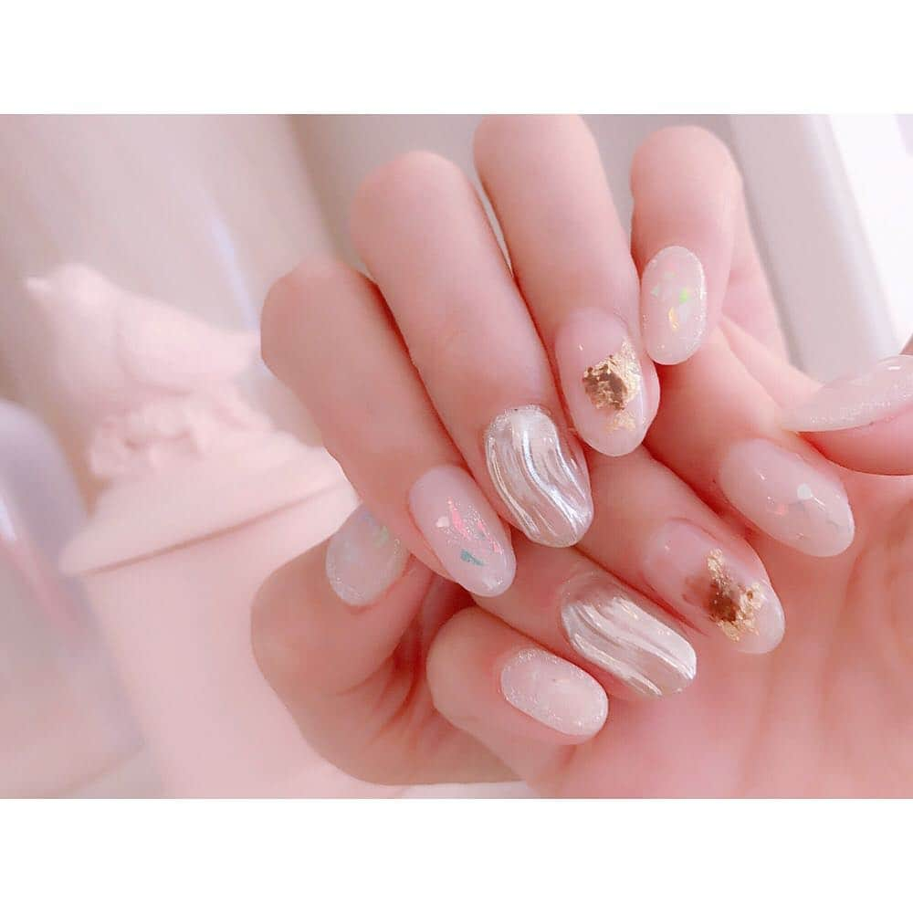 やっこさんのインスタグラム写真 - (やっこInstagram)「💅﻿ ﻿ ﻿ ﻿ new nail✨﻿ 今回もなかやまちえこ @chiekonakayama さんに﻿ @bonnechance_nail でやっていただきました💫﻿ ﻿ ﻿ きらきらで超ときめく…😳﻿ ﻿ ﻿ うねうねの指はミラーネイルになってて﻿ きんぐはいつもこれをやってるのか…！たのしい…！﻿ となりました😌﻿ ﻿ いつもありがとうございます🥰﻿ ﻿ ﻿ ﻿ ﻿ #やっこ #yakko928 #ネイル #なかやまちえこ #bonnechance  #ニュアンスネイル #ミラーネイル #春ネイル」3月24日 18時15分 - yakko928