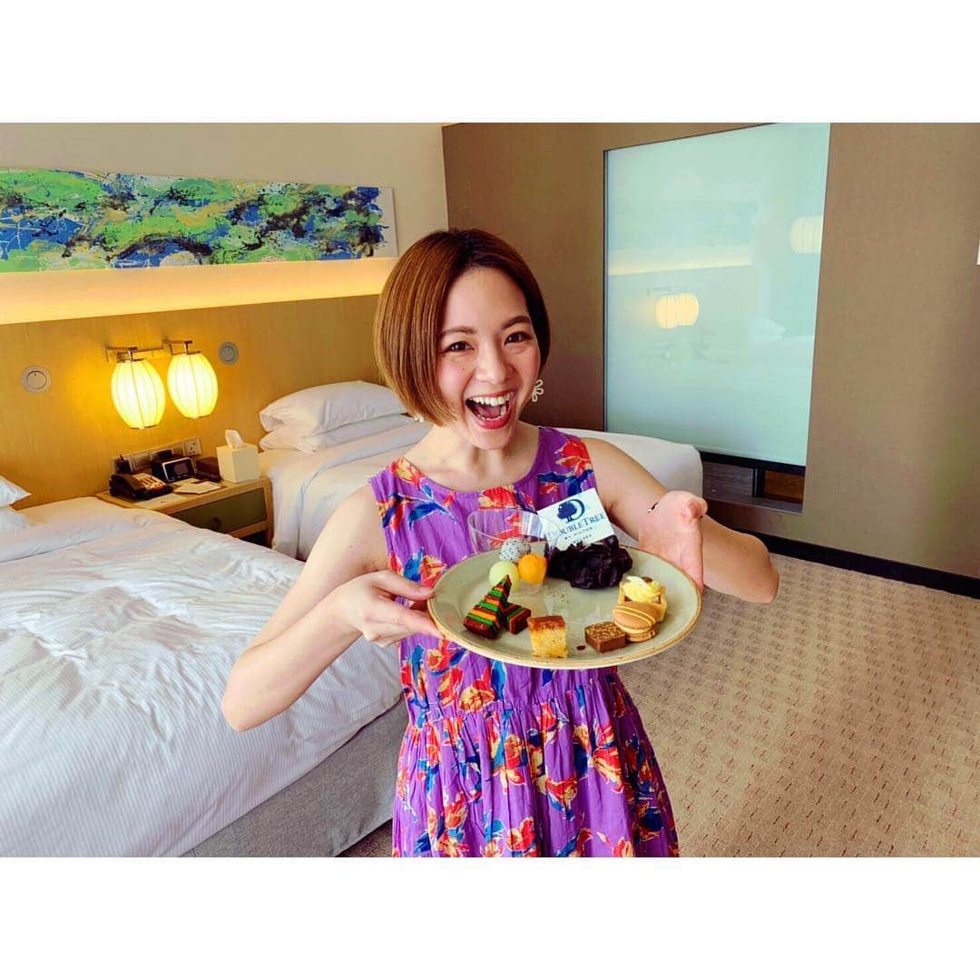 芳賀愛華さんのインスタグラム写真 - (芳賀愛華Instagram)「マレーシア１日目🇲🇾 今日はマラッカにきています☺️ きてまだ24時間たってないけど、、、、 マレーシアいいところーーーーーー🤩💓 常夏だし、マラッカはほどよくのんびりしてるし、 物価がびっくりするくらいやすい！！！！😳 . . . そして、今日泊まるホテルがすごく素敵で 朝のブッフェはいろんな国の 料理が食べられました☺️ 写真は南国っぽいフルーツ🏝 そして、部屋に入ると デザートプレートが🤩💓嬉しいおもてなし🥰 お部屋も広くてのんびりできるしすごく快適です☺️💓 . #ダブルツリーヒルトン #マラッカ . . #マリンドエア  #northwave」3月24日 18時15分 - aika_haga
