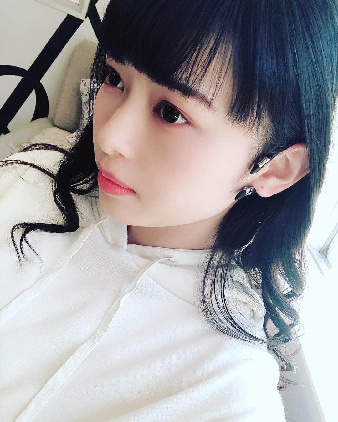 滝口ひかりさんのインスタグラム写真 - (滝口ひかりInstagram)「電車で移動中 メイク中とかに つけてるだけでいいので楽ちん  #earup #イヤーアップ #avexbeautymethod #小顔ケア #リフトアップ #美顔器」3月24日 18時20分 - takiguchi_hikari