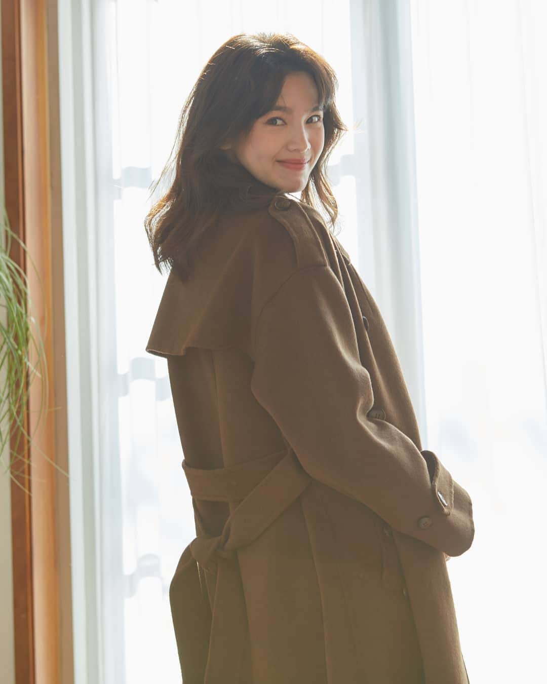 チョン・ガウンさんのインスタグラム写真 - (チョン・ガウンInstagram)「따숩다고 맨다리로 나갔다가 뼈에 바람 드는줄 ㅋㅋㅋ 아직 코트는 필수!!! 스타킹도 필수!!! #내나이망각 #뼈에바람들나이  #늦기전에 #지금챙기자 #건강하게삽시다  #감기조심하세요 #봄인척하지마  #아직춥다 #정가은 #정가은의패션제안  #시크폭스 @chicfox_v」3月24日 18時20分 - jung_ka_eun
