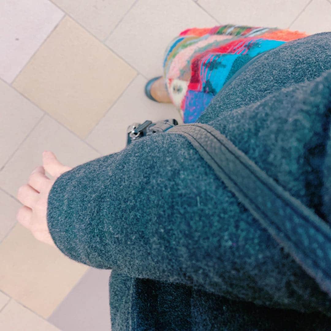沢口千恵のインスタグラム：「電車を降りるときお隣の方が腕をぐいと押すので「すみません！」とこそこそ移動。  でもずっと、ぐい！ぐい！！と腕をされるので｢すみませんすみません」とずっとよける。  なにをしてもあまりにぐい！とするのでちらりと見たらお隣のかたは離れている。  見たら、自分の斜め掛けのポシェットにぐい！とされていた（と感じていた）腕が絡まっていた。  お隣に聴こえる声で誰も押してないのに「すみませんすみません」ともぞもぞしていたことに気づく。  周りの方に怖い思いをさせたかもしれない。  #自作自演 #ひとり二役 #はじめてのタイプのミス」