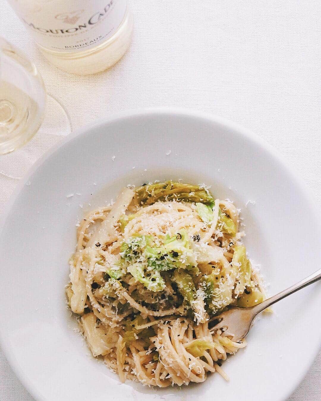 樋口正樹さんのインスタグラム写真 - (樋口正樹Instagram)「Cabbage & Anchovy . アンチョビキャベツの 美味しいスパゲッティ。 胡椒とケッパー効かせ、 チーズたっぷりふって。 . . . #春キャベツ #アンチョビキャベツ #スパゲッティ #パスタ #パスタ部 #バリラ #サタルニアチボリ #italianfood #pastalover #lovepasta #spaghetti #enoteca_wine #moutoncadetjp」3月24日 18時25分 - higuccini