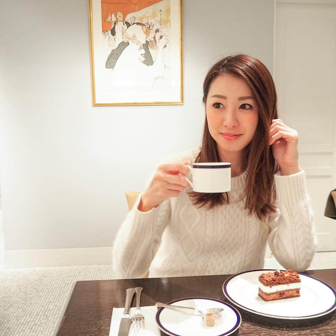 杉下理世のインスタグラム：「私の好きなことの１つ☕︎♡ カフェでお茶すること🍰 甘いものはそんなに好きじゃないんだけど、 カフェにいる時間とカフェの雰囲気がすごく好きなんですよね❤️ もっと東京の素敵カフェ開拓したい…♡ #cafe #お茶 #coffee #東京カフェ #カフェ巡り #カフェ好き #카페 #토쿄카페 #広尾 #広尾カフェ #スイーツ #デザート #relaxtime」