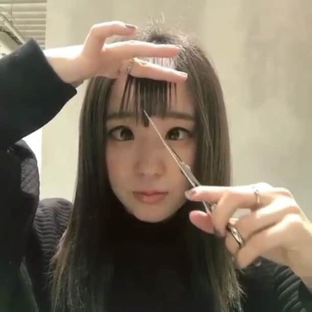 のインスタグラム：「✔style by @album_chiii 【 #ALBUM動画_カット_バング 】 ↑別パターンはこちら↑ . cut + color ¥3,500~ double color ¥8,000~ treatment ¥2,000~ etc... ※店舗により料金が異なります。 . . セルフ前髪カット動画⭐️🐰 . ☑️ハサミを少し斜めにして、長さを切っていきます ☑️ハサミを縦にいれて隙間をあけていきます . いつも寄り目になってしまう前髪カット✂︎ 参考にしてみてください💓 . 注)　プロが自身で行っています。ご自身で行う場合は十分に気をつけてください！ . . こちらのスタイルは 渋谷店の高橋 千尋（ @album_chiii ） が担当いたしました！ . 何かご不明点がございましたら お気軽にコメントください。 . 担当スタイリストからも コメントいたします！ . ALBUM（ @album_hair ） . . TV、CM、映画、広告、タレント、 ミュージシャン、雑誌、ブライダルなどの ヘアメイクも承っております。 . . #ロング #ロングヘア #美容室 #ヘア #ヘアセット #カット #カラー #ハイライト #グレージュ #外国人風カラー #ブリーチ #ハイライトカラー #前髪 #バング #外国人風 #美容師 #髮型 #髮型師 #髮型設計#攝影 #染髮 #发型 #護髮 #日系髮型#ทรงผม #헤어 #염색 #단발머리 #haircolor」