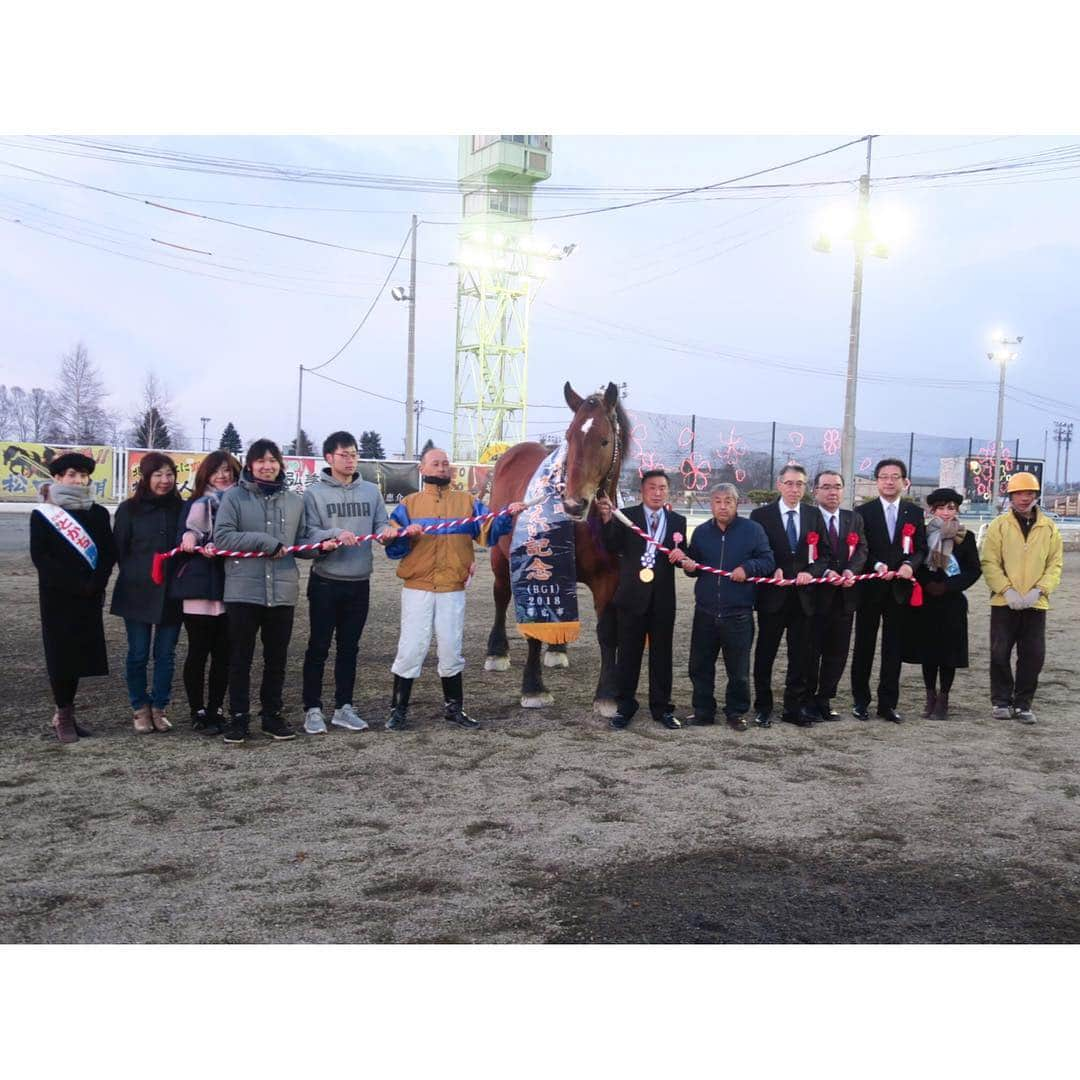 津田麻莉奈さんのインスタグラム写真 - (津田麻莉奈Instagram)「第51回ばんえい記念🐴 勝ったのは、初挑戦のセンゴクエースでした。 ⁑ 2障害をこえて、一度も止まることなくゴール‼️‼️‼️ 工藤騎手は、ばんえい記念初制覇となりました。 関係者の皆さま、おめでとうございます👏☺️🎉 ⁑ 今年は全頭無事にゴールできて、本当に本当に良かった。 ⁑ #全頭ゴールして #やっぱり泣いた #ばんえい記念 #センゴクエース #ばんえい十勝 #帯広 #北海道 #帯広競馬場 #ばんえい競馬 #競馬 #地方競馬 #hokkaido #obihiro  #楽天競馬 #ポッ娘 #まりなる #津田麻莉奈」3月24日 18時30分 - tsudamarinal