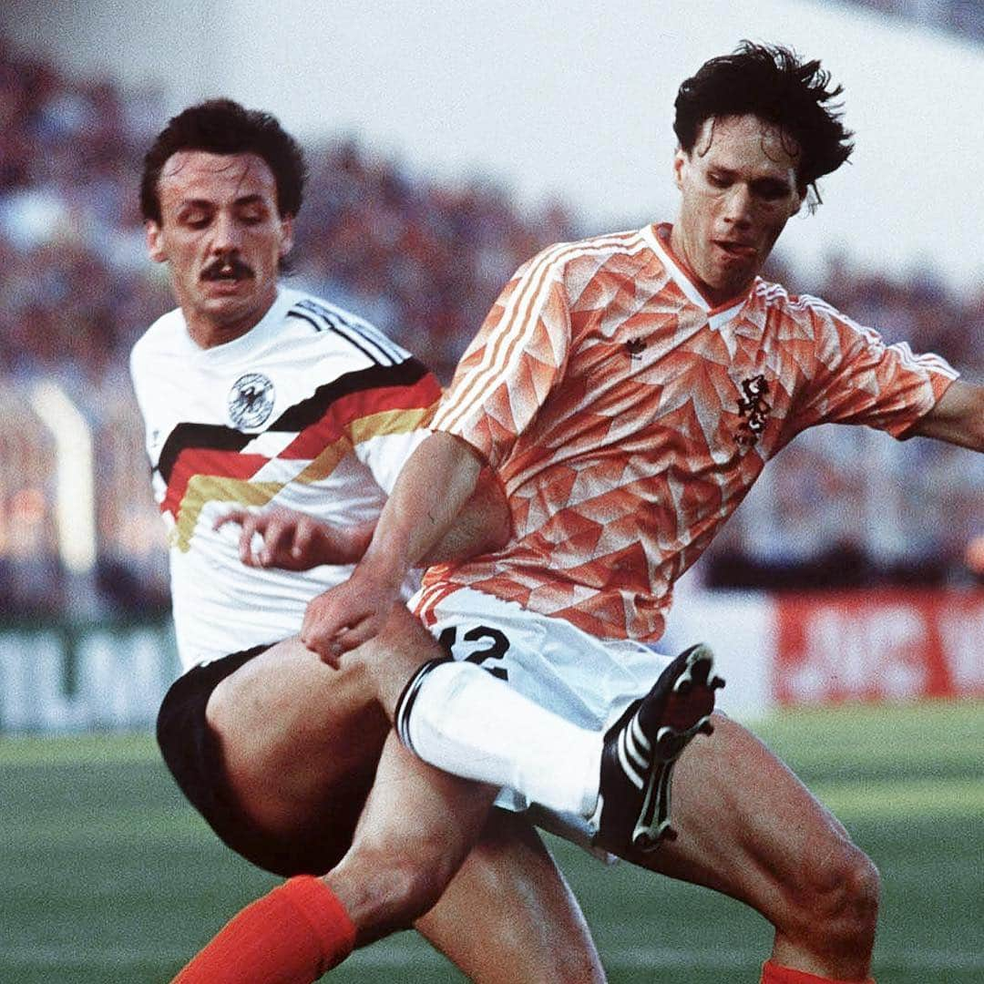 FIFAワールドカップさんのインスタグラム写真 - (FIFAワールドカップInstagram)「🇳🇱⚡️🇩🇪 Today sees one of the world’s most historic rivalries rekindled: #Netherlands v #Germany. Some of the games have been classics, some of the kits have too. Famous strips and famous matches, we’ve all got our #favourite. What’s yours?#NEDGER」3月24日 18時31分 - fifaworldcup