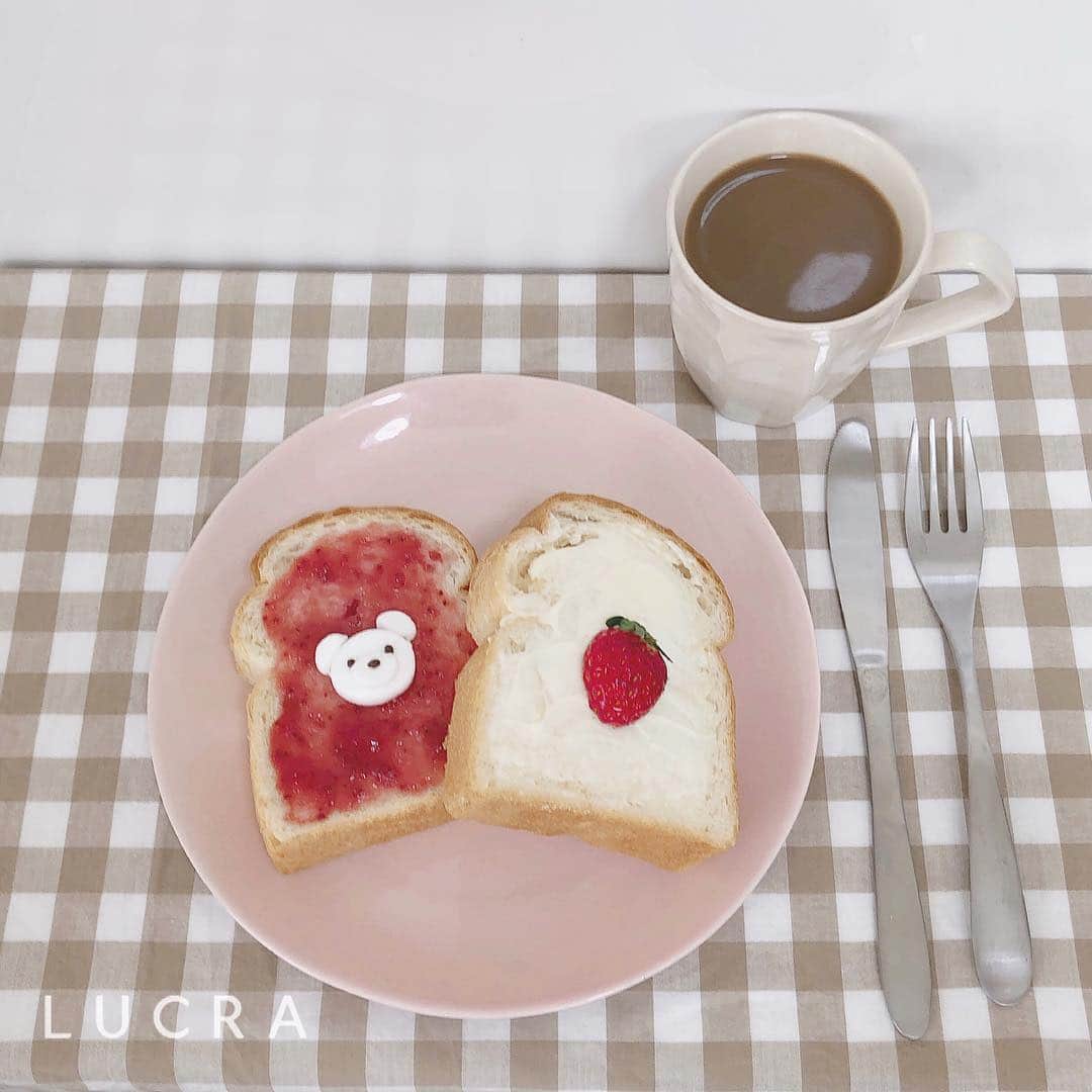 LUCRA（ルクラ）さんのインスタグラム写真 - (LUCRA（ルクラ）Instagram)「お家で簡単にできる #食パンアレンジ  ㅤㅤㅤ  マシュマロで作ったくまやイチゴをのせて🧸🍓 ㅤㅤㅤ  ㅤㅤㅤ  Photo by  @namiy_73 ㅤㅤㅤㅤㅤㅤㅤㅤ ㅤㅤㅤㅤㅤㅤ ㅤㅤㅤ  #しろくま#くま#おうちカフェ#くまトースト#トーストアレンジ#トースト#食パントースト#いちごトースト#くまさんトースト  ㅤㅤㅤ  LUCRA公式Instagram上で紹介させて頂くお写真を募集中！写真に#lucrajp をつけるかタグ付けして投稿してくださいね♡ ㅤㅤㅤ  #カフェ #カフェ巡り #しろくまケーキ#くまケーキ#ケーキ作り#ケーキ屋さん#おやつ #カフェタイム#くまさん#カフェ巡り好きな人と繋がりたい#カフェ好きな人と繋がりたい#インスタ映え#カフェ好き #置き画くら部 #置き画倶楽部 #おきがくらぶ#置き画」3月24日 18時32分 - lucra_app