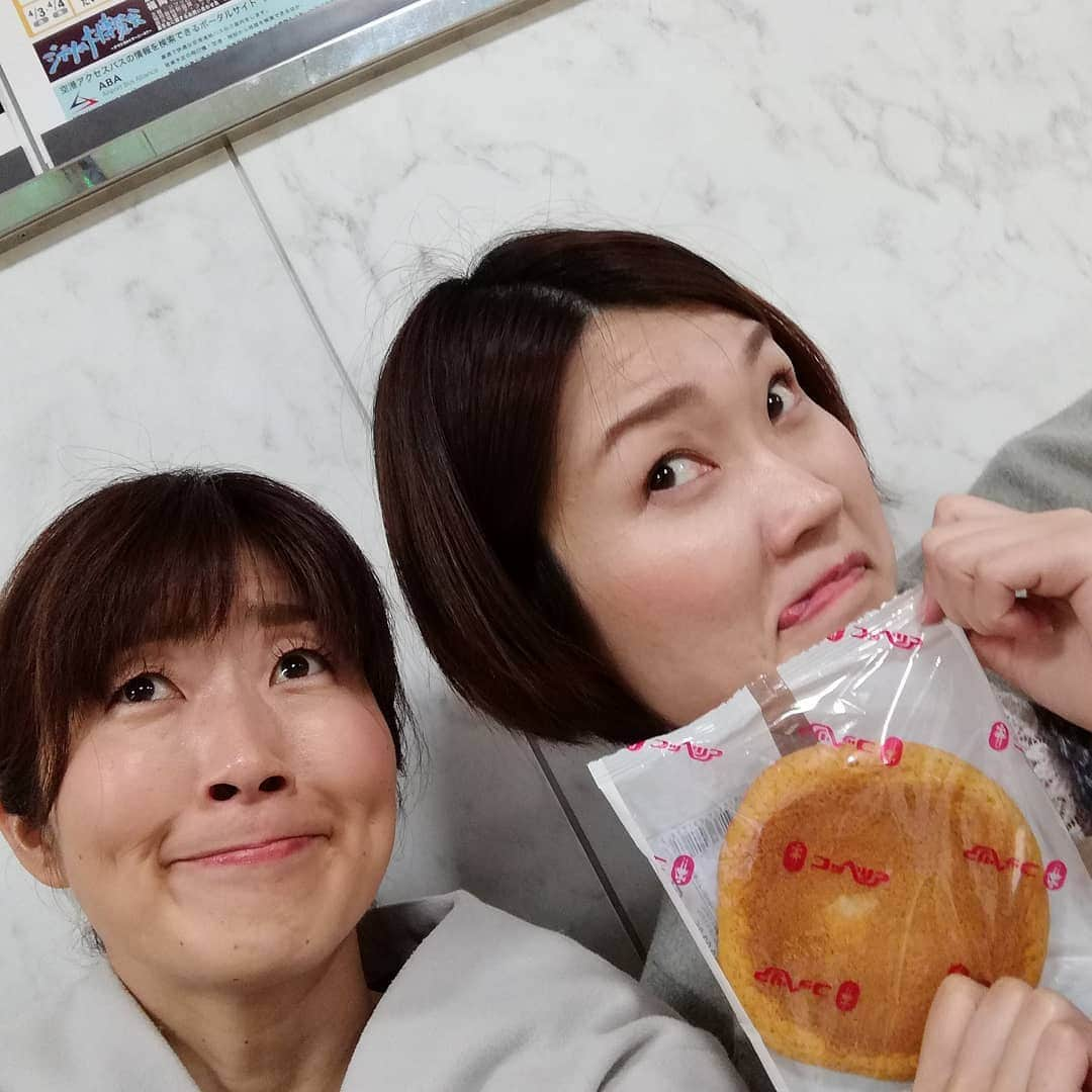 おぎたともこさんのインスタグラム写真 - (おぎたともこInstagram)「【福岡で食べたもの】  コッペリアのぺちゃんこメロン  #このみ #おぎたともこ #村田千鶴 #福岡 #コッペリア #ぺちゃんこメロン #なぜつぶす #中にはチョコ」3月24日 18時32分 - konomiogitatomoko