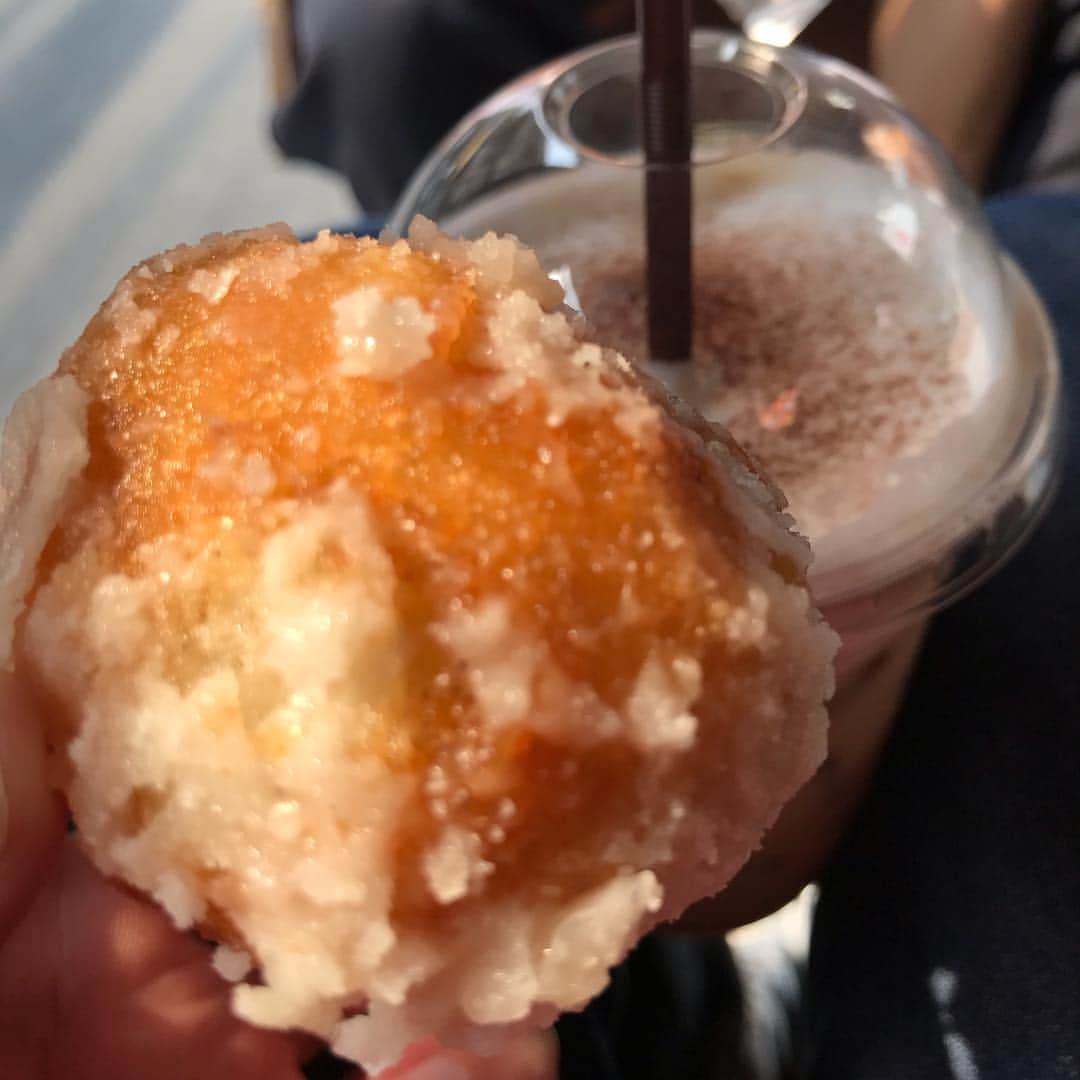 井川祐輔さんのインスタグラム写真 - (井川祐輔Instagram)「香港滞在記#95 《カンボジア旅行 Day2-3》  美味しそうな匂いに惹きつけられた男4人。 視覚から得た情報を元に、頭の中で弾き出された固定概念。この砂糖で固められたドーナツらしきスイーツは、間違いなく美味しい！！ いや、不味いはずがない。 過去のデータはあくまでも過去の経験から導き出されたもので、今回のこのスイーツには役に立ちませんでした。 一口噛んで口の中には予想通りの甘さが広がりましたが、数秒後に何とも表現し難い味の到来を舌が捉えます。 未来について、過去の情報は役に立たない。 このスイーツから改めて学びました。 #香港滞在記#香港#カンボジア#プノンペン#スイーツ#スイーツ男子 #hongkong#hk#cambodia#phnompenh#sweet」3月24日 18時38分 - yusukeigawa_4
