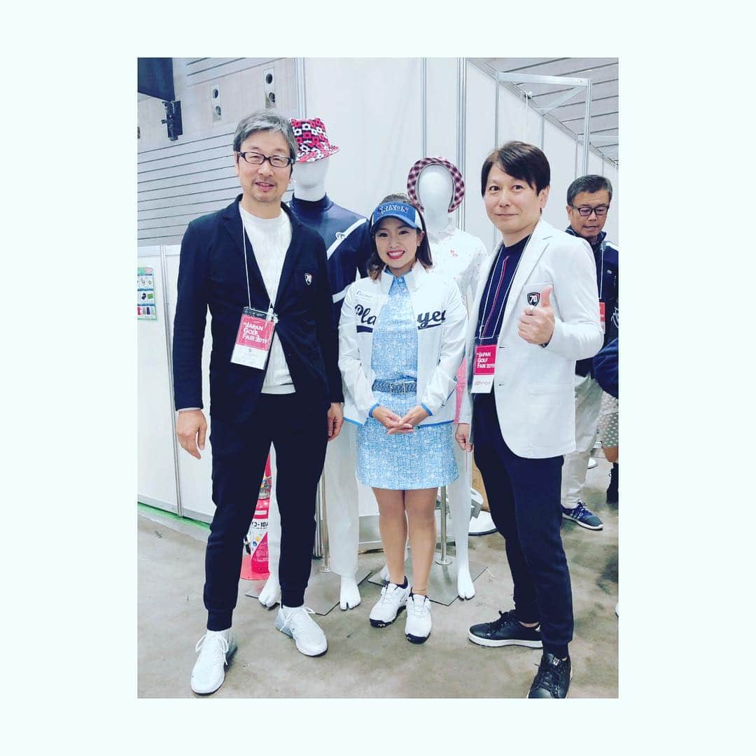 のインスタグラム：「☆ #efficace さんのブースにも遊びにいって来ました🎶😉 #エフィカス さんは今年も着用させて頂いているウェアです スタイリッシュで機能性抜群！！ デザインもゴルフのテンションを上げてくれること間違いなし🤩 スイングパフォーマンスを最大限に引き出せるウェア構造になってます 本当に肩周りの動きはビックリしますよ😆😆😆 是非皆様も着用してみてください💕  #efficacegolf #エフィカスゴルフ @efficace_official」