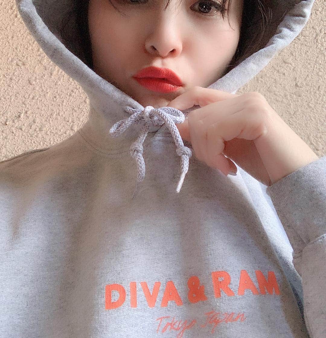 畑中奈緒美さんのインスタグラム写真 - (畑中奈緒美Instagram)「・ いよいよ明日から期間限定ショップin函館蔦屋書店スタートです🌞 3/25〜3/31の一週間やっているので、お近くの方はぜひお立ち寄り下さい☺️✨ ユニセックスで着用出来るアイテムを中心に、小物や初のキッズアイテムもご用意してます🌈 この期間、ご購入いただいた方にはちょっとしたプレゼントも用意してお待ちしてます😘🎁 1週間とゆう限られた時間ですが、たくさんの方にお会い出来るのを楽しみにしてます😆🙌💕 ・ 3/25〜3/31 11:00〜20:00 函館蔦屋書店 1F南側正面入口、ウォールスペース ・ #DIVAandRAM #fashion #unisex #popupshop  #hakodate #ディーヴァアンドラム #函館蔦屋書店 #函館」3月24日 18時40分 - hatanaka_naomi