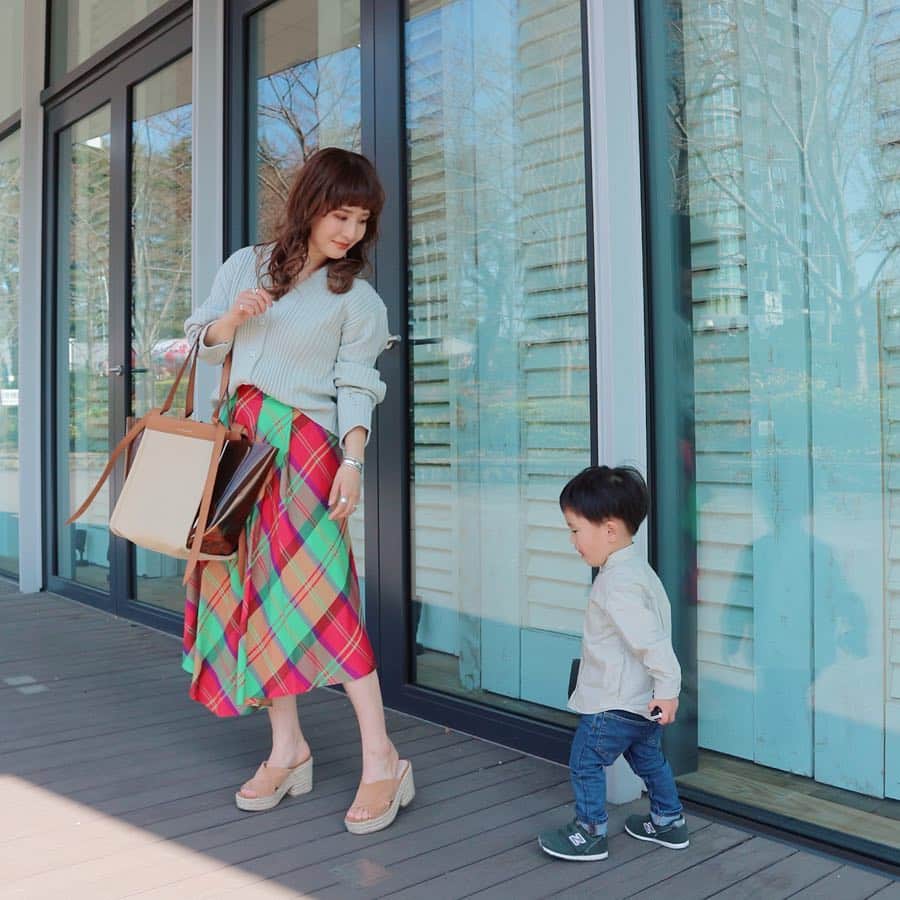 のインスタグラム：「こないだのお洋服♡ずっと欲しかった【EMMEL REFINES(@emmelrefines )】のスカートをGET♡かなり派手なチェックだけど、店員さんに似合うと言われてGETしてしまった♡トップスは、息子とゆるーくリンクさせてみました♡ ∵ コーデの詳細は、プロフィールのURLからチェックしてみてください♡ ∵ ∵ #sscollectivejp #sslooksjp #shopstylejp #pr #ファッション #fashion #お買い物 #shopping #EMMELREFINES #チェックスカート #リンクコーデ #netstar #ママコーデ #ママファッション #大人ファッション #30代コーデ #大人可愛い #ミヤマリ #vocest #vocemagazine #美容ブロガー #インフルエンサー #ヘアアレンジ #ママ #男の子ママ #mamagirl #おしゃれさんと繋がりたい #ルーファ #ルーファグラマーに応募します」