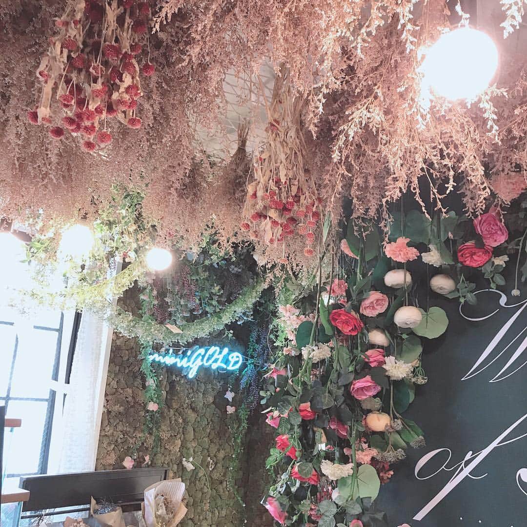 林田沙綾さんのインスタグラム写真 - (林田沙綾Instagram)「💐 韓国にある カフェ🍰 #arriate お花だらけで ほんとにすき♡  弘大の店舗にいったから 今度は違う店舗にいってみたい☺️💕 ： #韓国#cafe#カフェ#韓国カフェ#弘大」3月24日 18時48分 - saaya.xoxo