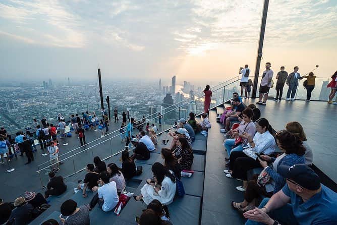 タイ国政府観光庁さんのインスタグラム写真 - (タイ国政府観光庁Instagram)「今週の注目スポット、バンコクの新名所「マハナコーン・スカイウォーク」へGO😉﻿ ﻿ 「マハナコーン・スカイウォーク」は、タイで一番高いところにある展望台　「キングパワー・マハナコーンビル」の最上階78階に位置し、360度のパノラマビューを見渡すことができます。屋外エリアには、世界最大級のガラス床が設置され、スリル満点‼️﻿ ﻿ バーも併設しているので、タイで一番高いところにあるルーフトップバーで乾杯するのもおすすめ🥂✨﻿ ﻿ アクセスはBTSチョンノンシー駅直結。﻿ ﻿ #タイ #バンコク #マハナコーンスカイウォーク #展望台 #ルーフトップバー #絶景 #ファインダー越しの私の世界 #ダレカニミセタイソラ #こんなタイ知らなかった #もっと知りタイ #タイ旅行 #バンコク旅行 #旅好きな人と繋がりたい #旅行好きな人と繋がりたい #thailand #bangkok #mahanakhonskywalk #rooftop #amazingthailand #thailandtravel #thailandtrip #thai #thaistagram #lovethailand #genic_thailand」3月24日 18時50分 - amazingthailandjp