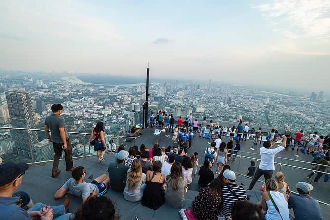 タイ国政府観光庁さんのインスタグラム写真 - (タイ国政府観光庁Instagram)「今週の注目スポット、バンコクの新名所「マハナコーン・スカイウォーク」へGO😉﻿ ﻿ 「マハナコーン・スカイウォーク」は、タイで一番高いところにある展望台　「キングパワー・マハナコーンビル」の最上階78階に位置し、360度のパノラマビューを見渡すことができます。屋外エリアには、世界最大級のガラス床が設置され、スリル満点‼️﻿ ﻿ バーも併設しているので、タイで一番高いところにあるルーフトップバーで乾杯するのもおすすめ🥂✨﻿ ﻿ アクセスはBTSチョンノンシー駅直結。﻿ ﻿ #タイ #バンコク #マハナコーンスカイウォーク #展望台 #ルーフトップバー #絶景 #ファインダー越しの私の世界 #ダレカニミセタイソラ #こんなタイ知らなかった #もっと知りタイ #タイ旅行 #バンコク旅行 #旅好きな人と繋がりたい #旅行好きな人と繋がりたい #thailand #bangkok #mahanakhonskywalk #rooftop #amazingthailand #thailandtravel #thailandtrip #thai #thaistagram #lovethailand #genic_thailand」3月24日 18時50分 - amazingthailandjp