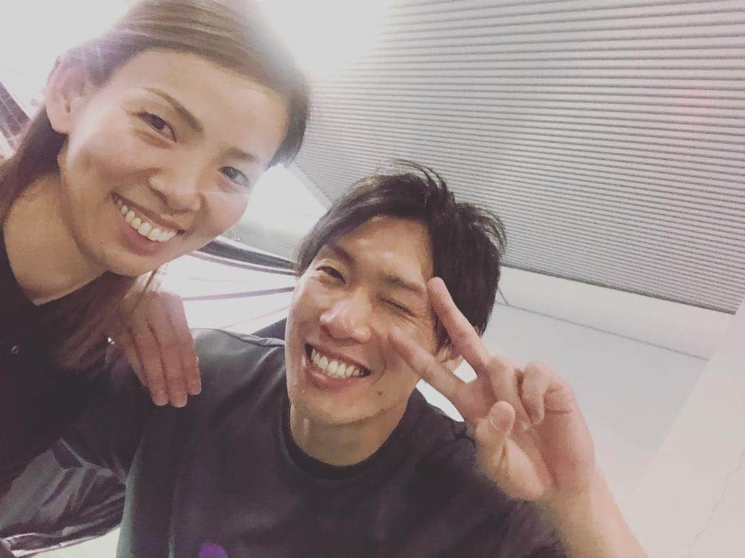 矢野良子さんのインスタグラム写真 - (矢野良子Instagram)「今シーズン  初国際プール  横浜  vs  栃木 試合観戦  @kingkazutaka2  久々会えた 元気そうで何より  なんだけど…  このピース✌️ 何かイラっとするわ〜〜！笑笑  早くまた一緒にバスケ したいね！笑  #bリーグ観戦 #国際プール  #basketball  #横浜bコルセアーズ  #栃木ブレックス  #friend  #お友達  #このピース  #何かイラっとする  #もう良い歳ですよ #仲間」3月24日 19時00分 - ryo_yano12