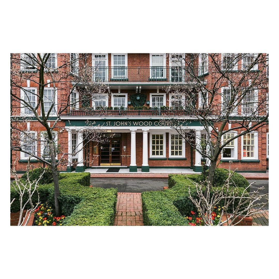 The Modern Houseさんのインスタグラム写真 - (The Modern HouseInstagram)「Bowled Over: a 1920s apartment located opposite Lord's Cricket Ground. Link in bio for St John’s Wood Court sales particulars.  #artdecohomes #apartmentliving #londonhomes」3月24日 18時53分 - themodernhouse
