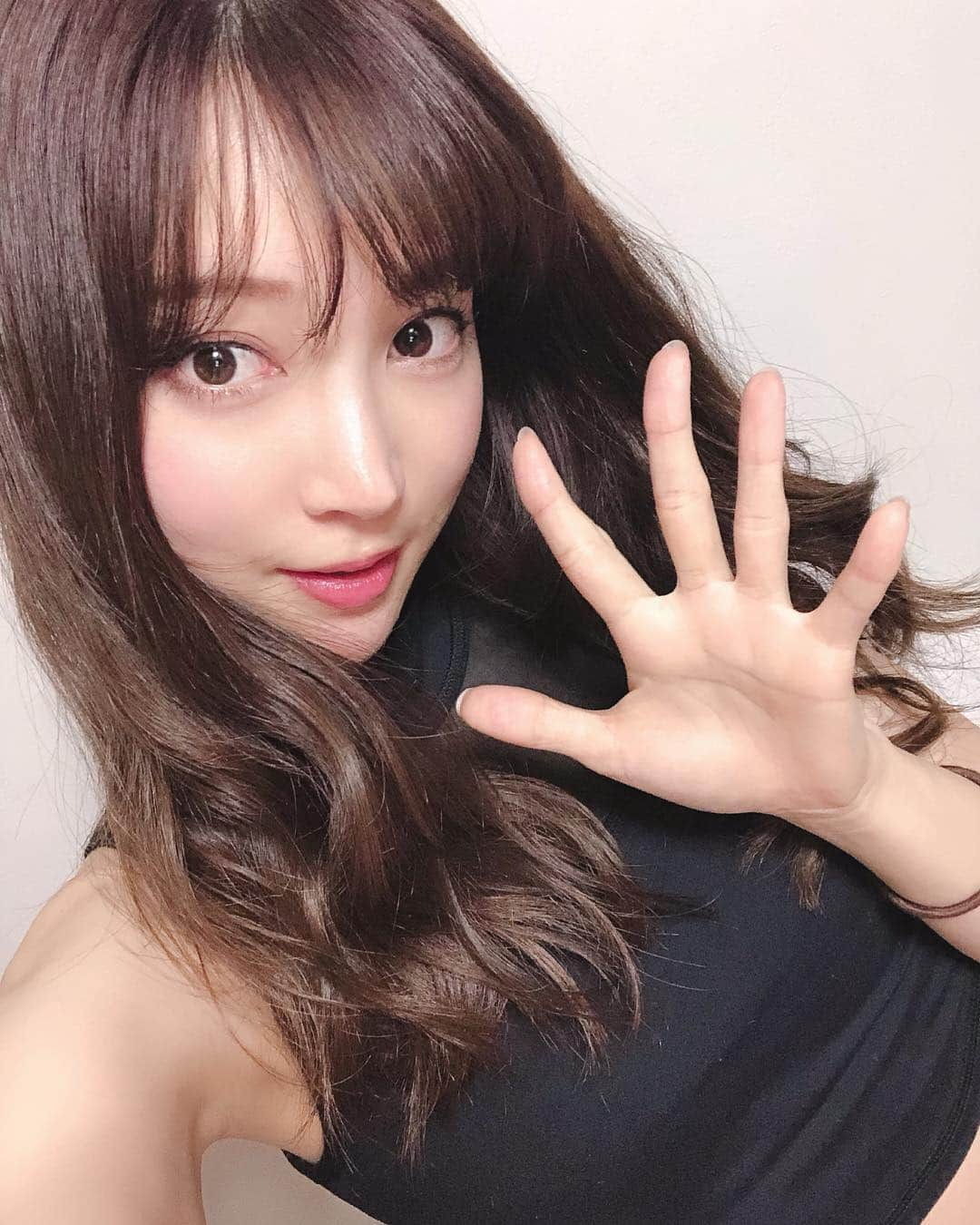 麻亜里さんのインスタグラム写真 - (麻亜里Instagram)「#MAARIヨガ 今日もありがとうございました💓💓 本日開催したベーシッククラスはハタヨガになりますが、姿勢をとても大事にしているので 細かく指導しています🧘‍♀️ 歩いている時も正しい姿勢を意識してね🙆‍♀️✨ それだけでぽっこりお腹は解消されるし脚も綺麗になるよ👍👍 綺麗に見えるし鍛えられるなんてお得じゃない！？ ただし腰の反りに注意🙅‍♀️ . #ヨガ #ヨギーニ #ダイエット #美脚トレーニング #美尻トレーニング #ヨガウェア #aumnie #引き締めヨガ #体幹トレーニング」3月24日 18時53分 - maari.0108