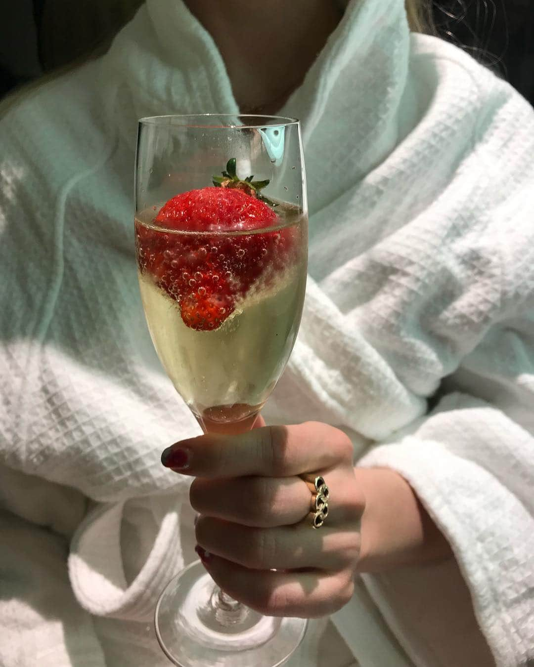 ケイトリン・ウィーバーさんのインスタグラム写真 - (ケイトリン・ウィーバーInstagram)「Preparing for the banquet... 😏🥂🍓 • • 📷: @nanainthegablesnia」3月24日 18時56分 - ka2sh