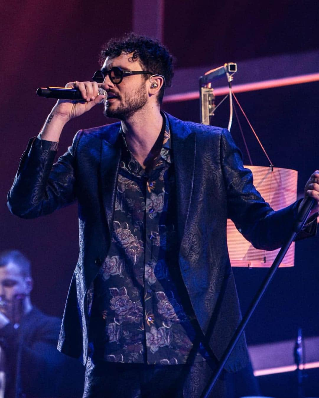 エトロさんのインスタグラム写真 - (エトロInstagram)「Italian singer @carlbrave23 performs live on stage wearing #EtroSS19 collection. #EtroMan #EtroCelebs」3月24日 18時56分 - etro