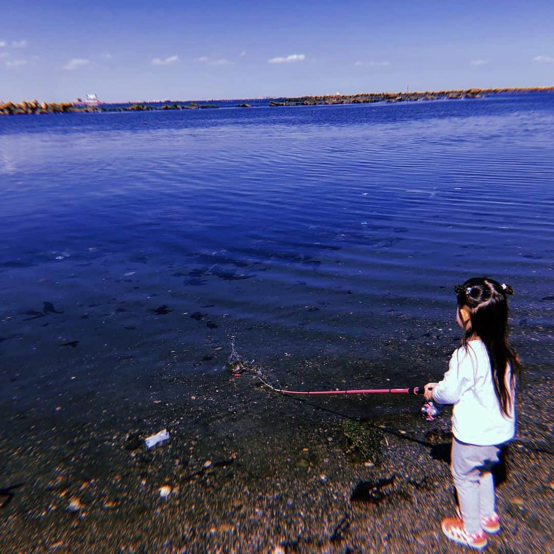 IVANさんのインスタグラム写真 - (IVANInstagram)「* 🌊🎣🎣🦄🧚🏻‍♀️💕💕👩🏻‍🦰👧🏻✨💕 魚釣り♡ * @hug_coco ☆ #sunday#fishing#sea#love#friend#peace #日曜日 #小さなお友達と #お魚釣り #海は気持ちいいね♡」3月24日 18時57分 - fresanaca