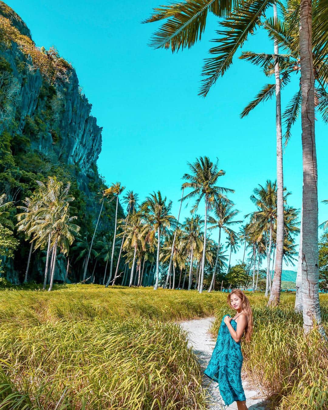 のインスタグラム：「islander🦎🥭🌴🧚‍♀️💚 島ってなんでこんなに癒されるんだろ〜すごく落ち着く♡島暮らししたい！ . photo in #philippines #coron #coronpalawan #islander #islandgirl #islandhopping #goforward #exploremore #lovemylife #lovemyself #travel #フィリピン #コロン島 #無人島」