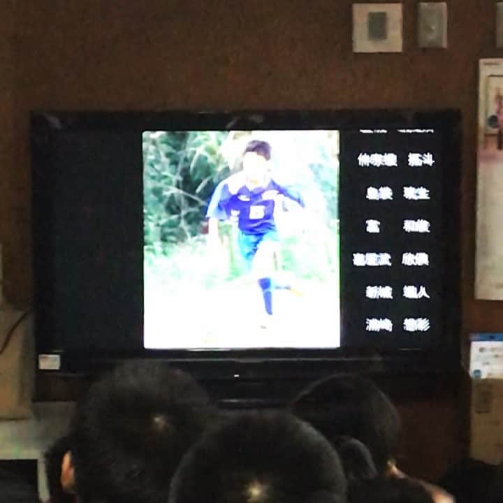 のインスタグラム：「息子のサッカーの追い出し会。 父母の方の動画が力作過ぎて 普通に号泣してます。  子供達、父母の方々ありがとう。  みんなお疲れ様  未来は君らの手の中！」